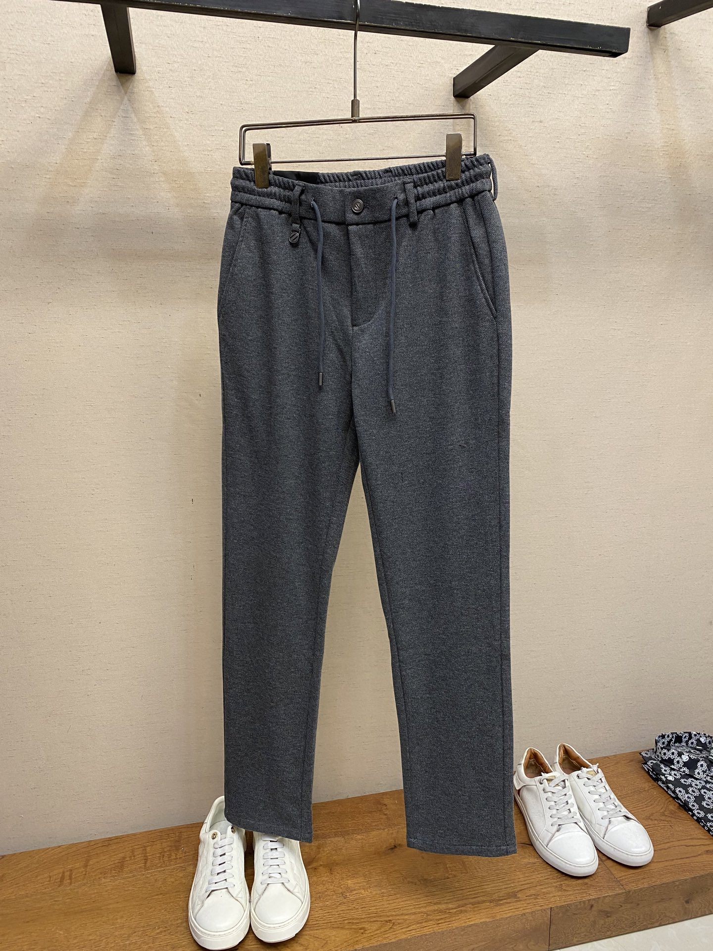 NO:525566,Zzegna, men's casual pants, the latest top-body style is invincible!  This pants are very versatile, elastic waist, and can be worn for daily work. They are the perfect combination of fashionable and leisure and outdoor sports, so whether you wear them normally or outdoors, they are your best choice. Extreme comfort and quick sweating are the most popular key points, improving the comfort of wearing and suitable for aerobics and trail running conditions. This style is a jogging casual pants with an extremely wide range of applications, allowing you to naturally maintain a love for sports in summer, or you can wear them in casual life. Size 30-40, no 37, alexander wang19860909Zzegna、男士休闲裤 最新款上身版型无敌正！ 绝对可以闭眼收的一款 此款裤子非常百搭,弹力腰围,日常上班 户外运动都可以穿着,是时尚休闲与户外运动的完美结合,所以无论您平时穿或者户外穿都是您的最佳选择. 极致舒适和快速排汗是备受青睐的重点,提升穿着舒适度,适合有氧运动和越野跑条件下穿着,此款是一件适用范围极其广泛的跑步休闲裤,让你在夏天自然可以保持对运动热爱,也可以在休闲生活中穿着 尺码30-40,无37,,alexander wang,Men's clothing