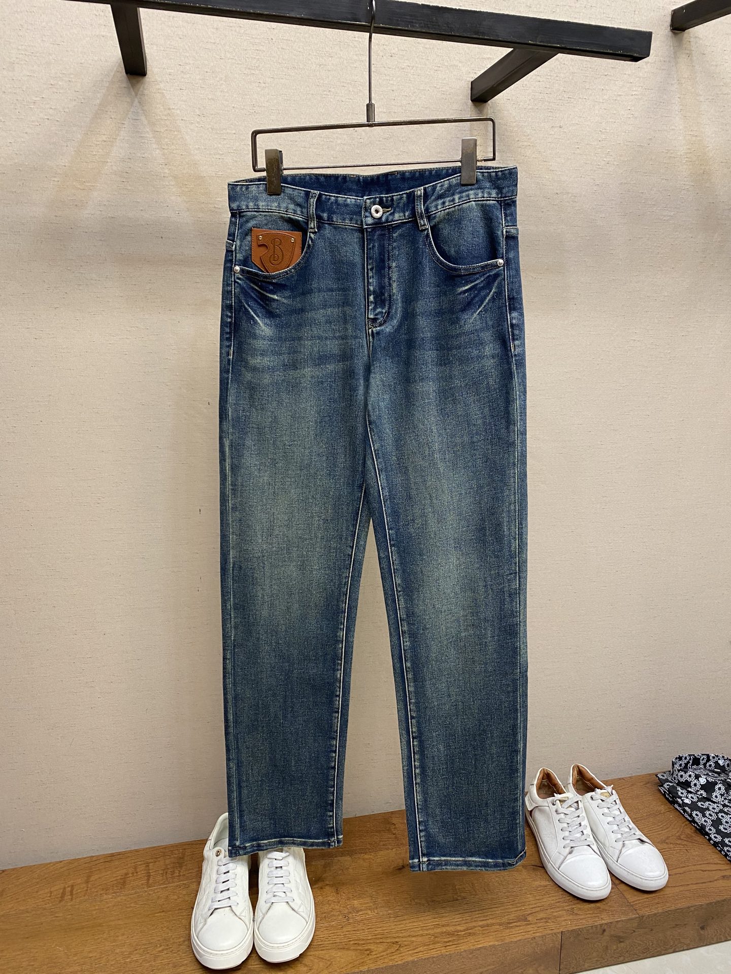 NO:525572,BBR, 2025ss is easy to wear and not picky about body shape. There are no restrictions on matching. You can set off other items in a random and simple way to show your style and posture~ I have to give it a thumbs up for its practical wear. The style/detail design is not to be chosen, and whoever wears it looks good. This jeans really have to modify the leg shape more than you imagined. The overall size is mainly comfortable. The trouser legs are just right, making them look slimmer and straight, and easily wear them all over the screen, and the lengthening and proportional aura is fully opened!  You can match any style of items, match with various T-shirts/shirts, knitted jackets, you don’t have to worry about matching on your daily trip. Size 30-40, no 37, jeans, jackets & coats,shirts,tees, t-shirt,alexander wang19860909BBR,2025ss好穿不挑身材在搭配上没有太多的限制 随意简洁的衬托其他单品,来展现自己的风格姿态～ 对于它的实穿性不得不竖起一个大拇指了,版型／细节设计没得挑,谁穿谁好看.这款牛仔裤真的要比你想象中更加修饰腿型,整体以舒适为主,裤腿大小做的恰到好处,显瘦显腿直,轻松穿出满屏的大长腿,拉长比例气场全开！ 可以百搭任何风格的单品,搭配各种T恤／衬衫,针织外套都可,日常外出不必再为搭配而烦恼了 尺码30-40,无37,,jeans,jackets & coats,shirts,tees，t-shirt,alexander wang,Men's clothing