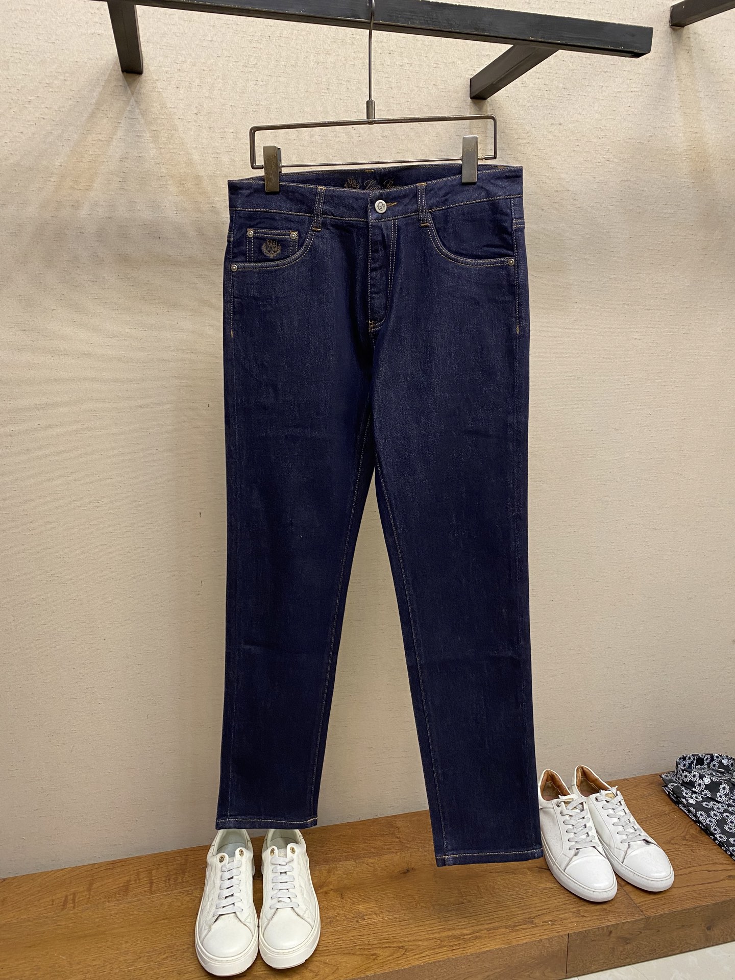 NO:525578,LP, 2025ss is easy to wear and not picky about body shape. There are no restrictions on matching. You can set off other items in a random and simple way to show your style and posture~ I have to give it a thumbs up for its practical wear. The style/detail design is not to be chosen, and whoever wears it looks good. This jeans really have to modify the leg shape more than you imagined. The overall size is mainly comfortable. The trouser legs are just right, making them look slimmer and straight, and easily wear them all over the screen, and the lengthening and proportional aura is fully opened!  You can match any style of items, match with various T-shirts/shirts, knitted jackets, you don’t have to worry about matching on your daily trip. Size 30-40, no 37, loro piana, jeans, jackets & coats,shirts,tees, t-shirt,alexander wang19860909LP,2025ss好穿不挑身材在搭配上没有太多的限制 随意简洁的衬托其他单品,来展现自己的风格姿态～ 对于它的实穿性不得不竖起一个大拇指了,版型／细节设计没得挑,谁穿谁好看.这款牛仔裤真的要比你想象中更加修饰腿型,整体以舒适为主,裤腿大小做的恰到好处,显瘦显腿直,轻松穿出满屏的大长腿,拉长比例气场全开！ 可以百搭任何风格的单品,搭配各种T恤／衬衫,针织外套都可,日常外出不必再为搭配而烦恼了 尺码30-40,无37,,loro piana,jeans,jackets & coats,shirts,tees，t-shirt,alexander wang,Men's clothing