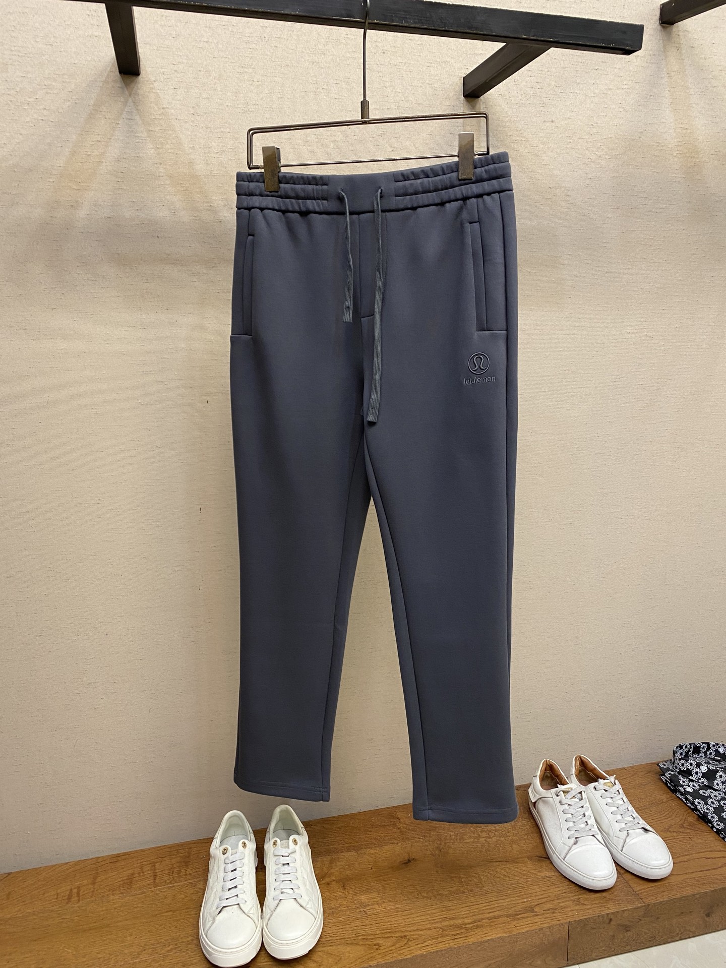 NO:525580,Lululemon is a set for sale, and if you don’t sell it, one of the most suitable ones for wearing in autumn is of course a sweatshirt suit!  The newly developed ones are all woven using high-end fabric ratio. The texture of the fabric is so good when you touch it. It is very textured and drooping at any time. The entire series is very thick and woven with encrypted woven!  It is not soft at all, the materials are very solid, and the upper body is very comfortable with a silhouette!  It will not irritate and keep warm even if you wear it on your skin, and it will be better than ordinary sweatshirts!  The overall style is loose and comfortable, and the Korean version is casual and relaxed, and the upper body is relaxed and decent, free and unrestrained!  This series is completely open to the public!  Size M-2xl, hoodie, sweatshirts, alexander wang19860909lululemon 一套出售,不拆卖秋天最适合穿的之一当然是卫衣套装啦！ 这次新开发的都采用高端面料配比织造而成的,上手触摸那面料质感太好了,随便拍都是非常有质感垂息整个系列是很有厚度的,加密织造！ 一点都不软塌,用料很扎实,有廓形上身也非常的舒适！贴肤穿完全不会刺痒保暖度也比普通的卫衣更加好！ 整体版型宽松舒适,偏韩版休闲的感觉上身轻松得体,自在无拘！这一系列完全可以闭眼入！ 尺码M-2xl,,hoodie,sweatshirts,alexander wang,Men's clothing