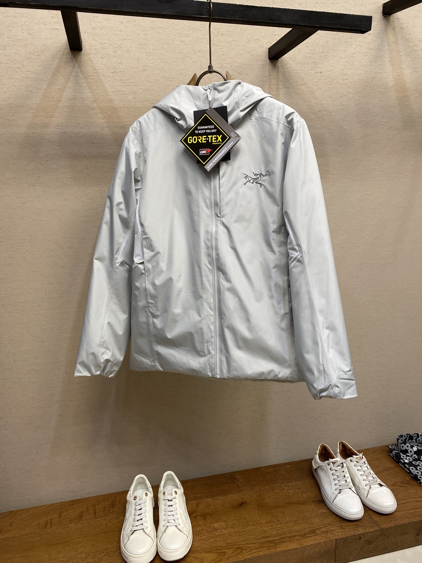 NO:572641,Arctery, the top item is the new Arcteryx Solano Down Hoody hooded warm down jacket soft shell jacket, the same style for men and women. Filled with 750 fill power goose down, it can also provide good comfort when the cold is raging, and the breathable GORE-TEX fabric can shield the invasion of wind, rain and snow.  Low temperature, cold wind, and light snowfall. The hoody is warm, windproof and rainproof, allowing you to enjoy a whole day of outdoor life. The sleeves are made of PFAS-free GORE-TEX fabric, which can resist wind and rain. The lower back and armpits are made of lightweight elastic soft shell, which is more ventilated and breathable. 750 fill power gray goose down protects the core warmth. The precision logo embroidery on the chest and hat is from Tajima machine imported from Japan. The workmanship is very exquisite.   The interior is full of velvet, and the surface is stitched. It does not seep or leak at all. It is customized for customers. There is a large pocket on the right side of the inside for storage, and a zipper pocket on the left side. There are multiple adjustable buckles on the hem and hood, which are windproof and warm, allowing you to freely adjust the comfort. Nylon fabric and spliced knitted fabric under the arms are windproof and waterproof. The waterproof performance has been completely improved, allowing the cold wind from the outside to invade the inside. It is beyond the previous waterproof effect.  Even if rain and snow stick to the surface of clothes for a long time, there will be no problem of penetrating into the inside. Functional multi-pocket design makes it more convenient to carry items when traveling. All pockets are closed with zippers. Fully customized Ykk tapered edges. Durable and will not cause tearing due to excessive force. High-end embroidery of bone bird LOGO on the chest with craftsmanship. Precise stitching. Smooth and clear lines. No skipped stitches, confusion and other defects. Eye-catching and classy.   Symbolizing the top outdoor brand image. There is a hidden pocket decoration on the left chest. It is more worry-free to store valuables. The washing method is not machine washable. It can be washed by hand. Try to dry clean. Size S-2xl, arc'teryx, jackets & coats, jackets & coats, down jacket, hats, alexander wang19860909Arctery、顶配 新款 Arcteryx始祖鸟索拉诺 Solano Down Hoody 连帽保暖羽绒服软壳夹克外套 男女同款. 采用750蓬松度鹅绒填充,在严寒肆虐之时也可提供良好的舒适性, 透气 GORE-TEX 面料可遮蔽风、雨、雪的侵袭. 低温、寒风、轻度降雪.连帽衣锁温保暖、防风防雨,让你享受一整天的户外生活.袖子采用不含PFAS的GORE-TEX面料,可以抵御风雨.下背部和腋下采用轻量的弹力软壳,更加通风透气.750蓬松度灰鹅绒守护核心温暖. 胸前和帽子精密logo刺绣来自日本进口田岛机器 做工非常精致 内里充绒饱满,表层走针 丝毫不渗水 不漏水 客供定制专属 内侧右边有一个大口袋可收纳,左边有一个拉链口袋. 下摆、兜帽多处可调节扣绳,防风保暖,自由调整舒适度 锦纶面料,腋下拼接针织面料,防风 防水性能得到全新的提升 让外部寒风低温 入侵不到内部丝毫 超脱以往的防水效果 雨雪长时间附于衣服表层,也不会有任何往内部渗透问题 功能性多口袋设计 出行携带物品更加方便 全身口袋都采用拉链闭合方式 全定制Ykk 压胶走边 耐用且不会有用力过度 出现撕裂现象 工艺胸前高端刺绣化骨鸟LOGO 走针精密 线条流畅清晰 没有跳针 错乱等瑕疵 醒目有档次 象征顶级户外品牌形象 左侧胸前有一个隐藏式口袋装饰 存放贵重物品更加省心 洗涤方式不可机洗 可手洗.尽量干洗 尺码S-2xl,arc'teryx,jackets & coats,jackets & coats,down jacket,hats,alexander wang,Men's clothing