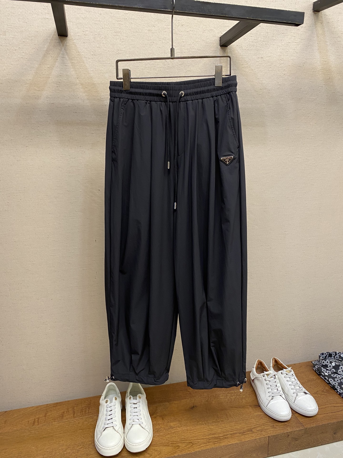 NO:525584,Prada, 25 autumn and winter new style ~ PD wide-leg triangle double-layer trousers, casual pants, sports pants, pants. When fashion and comfort are perfectly encountered, Pra** wide-leg triangle double-layer trousers came into being. This trousers are made of cotton, not only skin-friendly and breathable, but also have excellent moisture absorption, allowing you to stay comfortable and comfortable at all times. The iconic triangle logo embellishes the trousers body, instantly improving the overall recognition and highlighting the unique brand charm of Prada. The wide wide-leg pattern design is not only full of fashion, but also cleverly modifying the leg lines. The drawstring design at the waist is matched with elastic elastic bands, which can freely adjust the waist to meet different body needs. The detailed design at the trousers' legs adds a bit of casualness and unruly. The double-layer structure not only enriches the visual level, but also achieves an upgrade in texture. Size XS-L, prada, alexander wang19860909Prada、25秋冬新款~PD阔腿三角标双层长裤 休闲裤 运动裤 裤子. 当时尚与舒适完美邂逅,Pra**阔腿三角标双层长裤应运而生.这款长裤,甄选棉材质,不仅亲肤透气,还具备出色的吸湿性 ,能让你时刻保持自在舒爽. 标志性的三角徽标点缀于裤身,瞬间提升整体辨识度,彰显Prada的独特品牌魅力.宽大的阔腿版型设计,不仅充满时尚感,还能巧妙修饰腿部线条.腰部的抽绳设计,搭配弹性松紧带,可自由调节腰围,满足不同身材需求.裤脚处的细节设计,增添了几分随性与不羁.双层结构不仅丰富了视觉层次,更在质感上实现了升级 . 尺码XS-L,,prada,alexander wang,Men's clothing