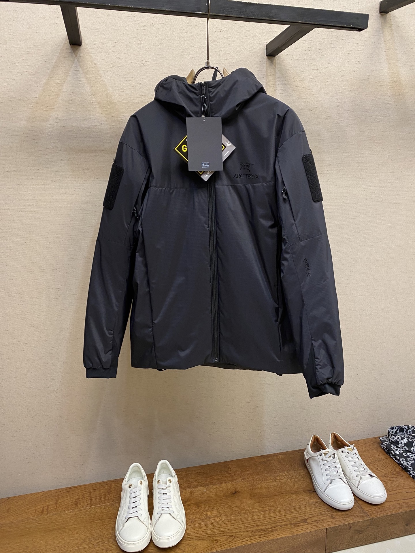 NO:525634,Arctery, Junniao cotton jacket, cotton jacket. Top-fitting fabric is low-key and luxurious, and is warm and not inferior to down!  Arcteryx Archaeoptera Bird Leaf Cold Gen 2 Windproof and Warm Hooded Cotton Clothing Winter Men's Archaeoptera Bird Military Edition Guide-grade Wind Soft Shell Thick Cotton Clothing! This outer layer uses N40p WINDSTOPPER 2L fabric, filled with Coreloft 100g warm cotton, filling the gap in the Military Bird's medium-thick cotton Clothing. The hated version belongs to the Cold series, is fully windproof, is very warm, and is light and comfortable to wear!  Generally used as a jacket, paired with other mid-layers and underwear. The clothing fabric is the famous windstopper fabric, and the n40p fabric has softness between the old Gossamera and Fusion WS. Therefore, it can be used for jackets or the middle layer of the jacket. Features 1 The outer layer of WINDSTOPPER fabric is completely windproof and has certain anti-spraying, exposed, snow and other abilities, and has a balanced softness and durability. The filling material Coreloft has excellent warm-to-weight ratio and thermal insulation efficiency, easy to compress and good water repellency. 2 The vertical design of the inner waist tightens the zipper to prevent hooking and wear from tactical belts. 3 The three-dimensional tailoring of the shoulders and elbows has excellent mobility and does not affect various tactical movements.  4 There is a zippered chest pocket inside, two zippered handbags on the outside, and there is an opening inside to ensure the communication cable passes. There are zippered arm pockets on both sides of the left and right arms, and there are hanging rings inside, so you can use the arm pocket to store items. Size S-2xl, arc'teryx, jackets & coats, down jacket, hats, alexander wang19860909Arctery、军鸟棉服棉衣外套.顶配 面料 做低调奢华,保暖性不输羽绒！Arcteryx始祖鸟 始祖鸟 军鸟Leaf Cold Gen 2 防风保暖连帽棉服 冬季 男款始祖鸟军版向导级防风软壳厚棉服!这款外层用了N40p WINDSTOPPER 2L面料,填充Coreloft 100克级保暖棉,填补了军鸟中等厚度棉服的空白.属于Cold 系列的有帽版本,全防风,很好的保暖,穿着轻巧舒适是其主要特点！一般作为外套使用,搭配其他中层和内衣使用.衣服面料为大名鼎鼎的windstopper面料,n40p 面料柔软度介于老款的Gossamera和Fusion的WS.所以既可用于外套,也可以搭配冲锋衣中间层使用. 特点 1外层WINDSTOPPER面料全防风,并有一定的防泼水,露,雪等能力,柔软度和耐用性均衡.填充材料Coreloft 有优秀的暖重比和热绝缘效率,易压缩性.拒水性很好. 2内部腰部收紧拉链竖直设计最大效果防止和战术腰带发生钩挂和磨损. 3肩部和手肘立体剪裁,具有优秀的运动性,不影响各种战术动作. 4内部有一个带拉链的胸袋,外部有两个带拉链的插手袋,里面有开口可保证通讯线缆通过.左右双臂都有带拉链的臂袋,里面有挂环,可以利用臂袋存放物品. 尺码S-2xl,arc'teryx,jackets & coats,down jacket,hats,alexander wang,Men's clothing