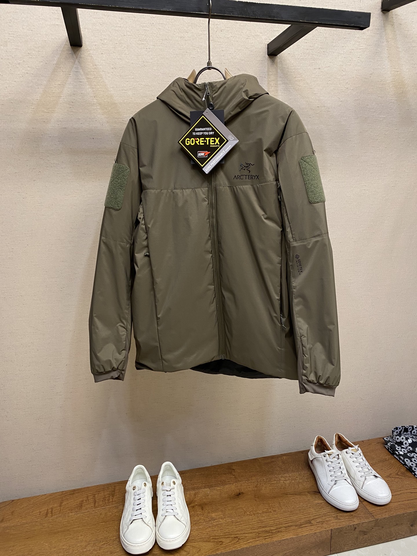 NO:525582,Arctery, Junniao cotton jacket, cotton jacket. Top-fitting fabric is low-key and luxurious, and is warm and not inferior to down!  Arcteryx Archaeoptera Bird Leaf Cold Gen 2 Windproof and Warm Hooded Cotton Clothing Winter Men's Archaeoptera Bird Military Edition Guide-grade Wind Soft Shell Thick Cotton Clothing! This outer layer uses N40p WINDSTOPPER 2L fabric, filled with Coreloft 100g warm cotton, filling the gap in the Military Bird's medium-thick cotton Clothing. The hated version belongs to the Cold series, is fully windproof, is very warm, and is light and comfortable to wear!  Generally used as a jacket, paired with other mid-layers and underwear. The clothing fabric is the famous windstopper fabric, and the n40p fabric has softness between the old Gossamera and Fusion WS. Therefore, it can be used for jackets or the middle layer of the jacket. Features 1 The outer layer of WINDSTOPPER fabric is completely windproof and has certain anti-spraying, exposed, snow and other abilities, and has a balanced softness and durability. The filling material Coreloft has excellent warm-to-weight ratio and thermal insulation efficiency, easy to compress and good water repellency. 2 The vertical design of the inner waist tightens the zipper to prevent hooking and wear from tactical belts. 3 The three-dimensional tailoring of the shoulders and elbows has excellent mobility and does not affect various tactical movements.  4 There is a zippered chest pocket inside, two zippered handbags on the outside, and there is an opening inside to ensure the communication cable passes. There are zippered arm pockets on both sides of the left and right arms, and there are hanging rings inside, so you can use the arm pocket to store items. Size S-2xl, arc'teryx, jackets & coats, down jacket, hats, alexander wang19860909Arctery、军鸟棉服棉衣外套.顶配 面料 做低调奢华,保暖性不输羽绒！Arcteryx始祖鸟 始祖鸟 军鸟Leaf Cold Gen 2 防风保暖连帽棉服 冬季 男款始祖鸟军版向导级防风软壳厚棉服!这款外层用了N40p WINDSTOPPER 2L面料,填充Coreloft 100克级保暖棉,填补了军鸟中等厚度棉服的空白.属于Cold 系列的有帽版本,全防风,很好的保暖,穿着轻巧舒适是其主要特点！一般作为外套使用,搭配其他中层和内衣使用.衣服面料为大名鼎鼎的windstopper面料,n40p 面料柔软度介于老款的Gossamera和Fusion的WS.所以既可用于外套,也可以搭配冲锋衣中间层使用. 特点 1外层WINDSTOPPER面料全防风,并有一定的防泼水,露,雪等能力,柔软度和耐用性均衡.填充材料Coreloft 有优秀的暖重比和热绝缘效率,易压缩性.拒水性很好. 2内部腰部收紧拉链竖直设计最大效果防止和战术腰带发生钩挂和磨损. 3肩部和手肘立体剪裁,具有优秀的运动性,不影响各种战术动作. 4内部有一个带拉链的胸袋,外部有两个带拉链的插手袋,里面有开口可保证通讯线缆通过.左右双臂都有带拉链的臂袋,里面有挂环,可以利用臂袋存放物品. 尺码S-2xl,arc'teryx,jackets & coats,down jacket,hats,alexander wang,Men's clothing