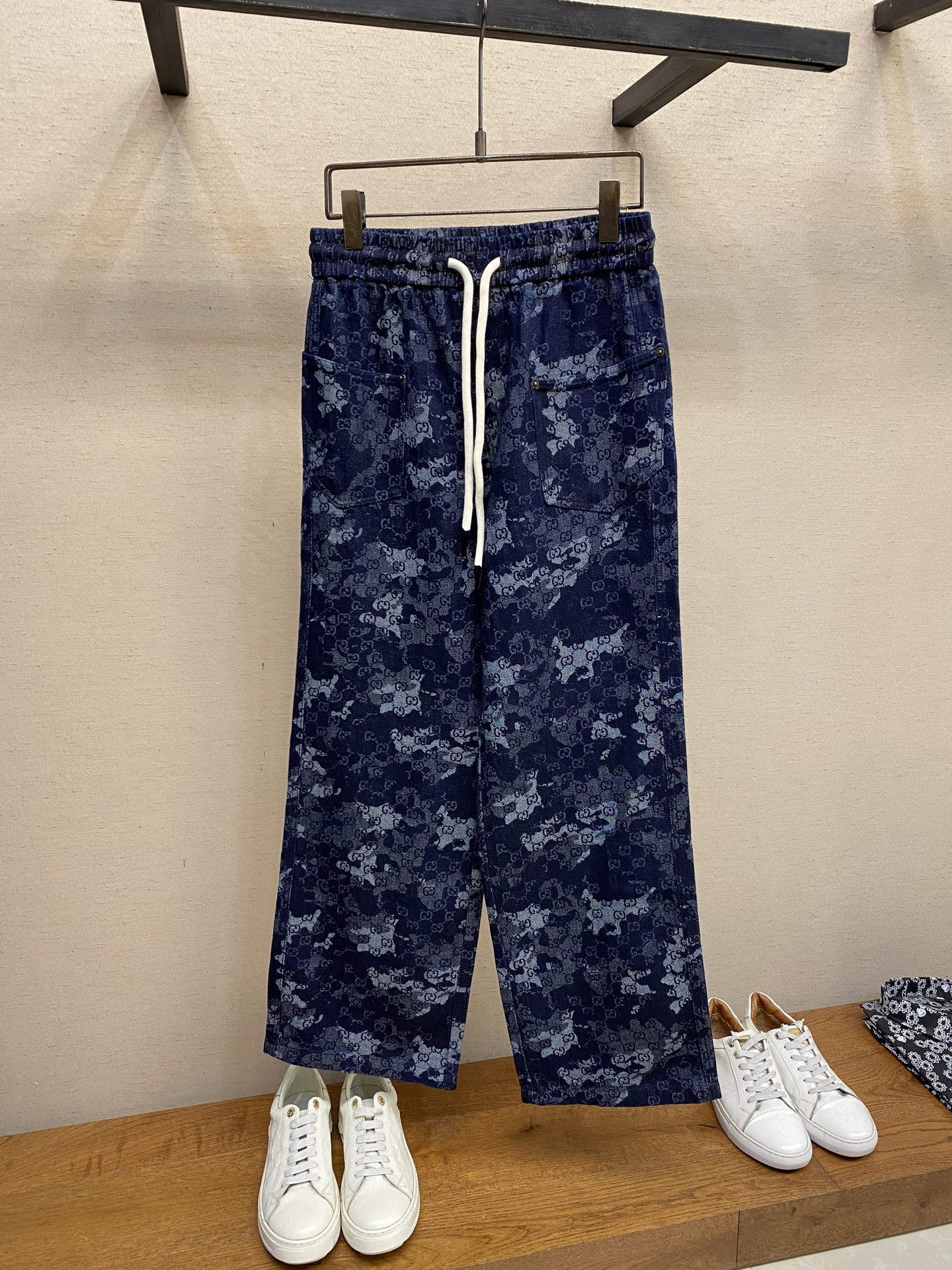 NO:526666,Gucci, Men's casual pants The latest top-body style is invincible!  This pants are very versatile, elastic waist, and can be worn for daily work. They are the perfect combination of fashionable and leisure and outdoor sports, so whether you wear them normally or outdoors, they are your best choice. Extreme comfort and quick sweating are the most popular key points, improving the comfort of wearing and suitable for aerobics and trail running conditions. This style is a running casual pants with an extremely wide range of applications, allowing you to naturally maintain a love for sports in summer, or you can wear them in casual life. Size M-3xl, gucci, alexander wang19860909Gucci,男士休闲裤 最新款上身版型无敌正！ 绝对可以闭眼收的一款 此款裤子非常百搭,弹力腰围,日常上班 户外运动都可以穿着,是时尚休闲与户外运动的完美结合,所以无论您平时穿或者户外穿都是您的最佳选择. 极致舒适和快速排汗是备受青睐的重点,提升穿着舒适度,适合有氧运动和越野跑条件下穿着,此款是一件适用范围极其广泛的跑步休闲裤,让你在夏天自然可以保持对运动热爱,也可以在休闲生活中穿着 尺码M-3xl,,gucci,alexander wang,Men's clothing