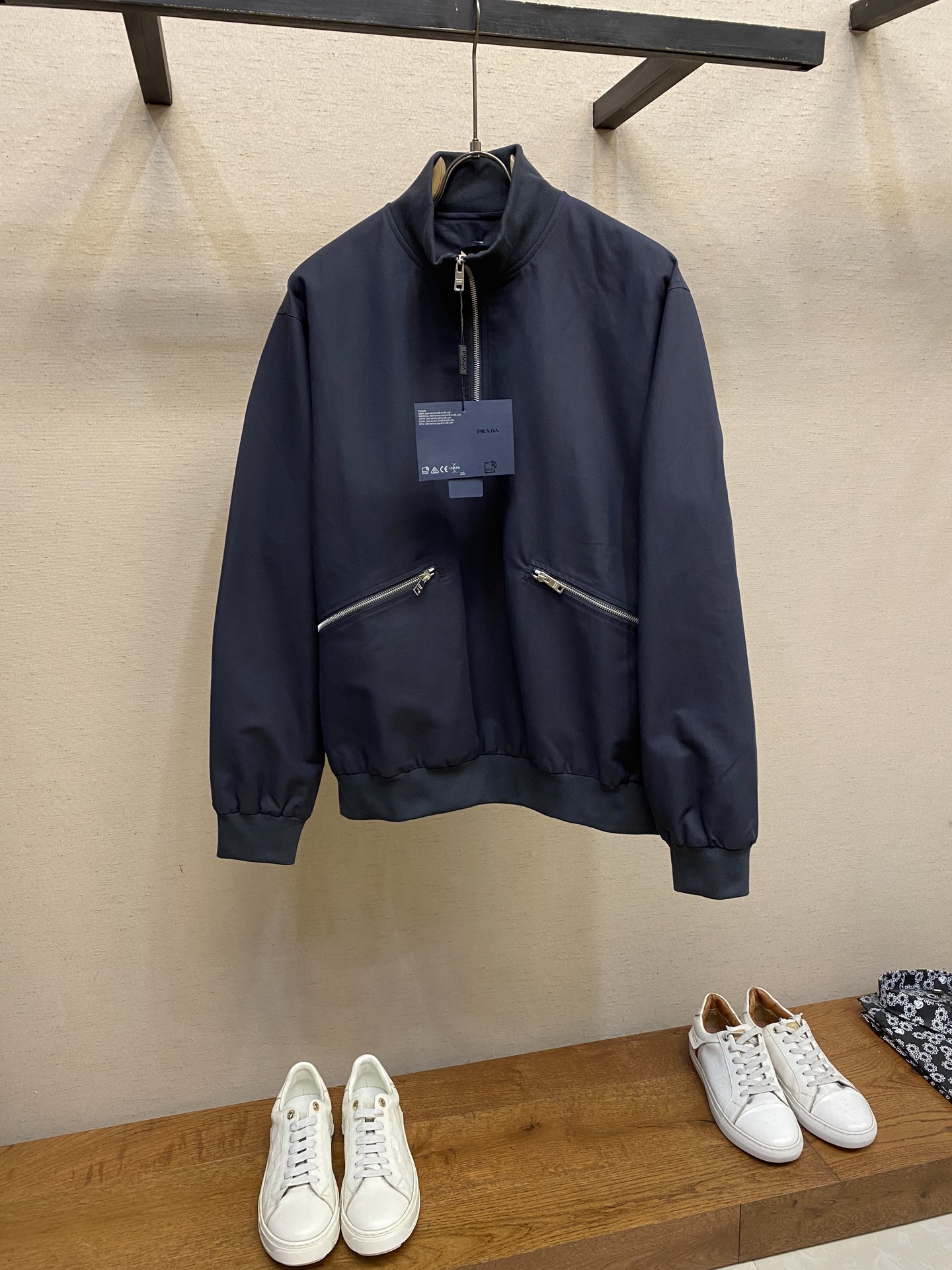 NO:526664,Prada, work-mounted semi-zippered collar jacket Customized hardware Zippered pocket design Triangular hollow tailoring Unique novel Loose fitting Same style for men and women Size S-XL, prada, jackets & coats, alexander wang19860909Prada、工装半拉链立领夹克 定做五金 拉链口袋设计 三角镂空剪裁 独特新颖 宽松版型 男女同款 尺码S-XL,,prada,jackets & coats,alexander wang,Men's clothing