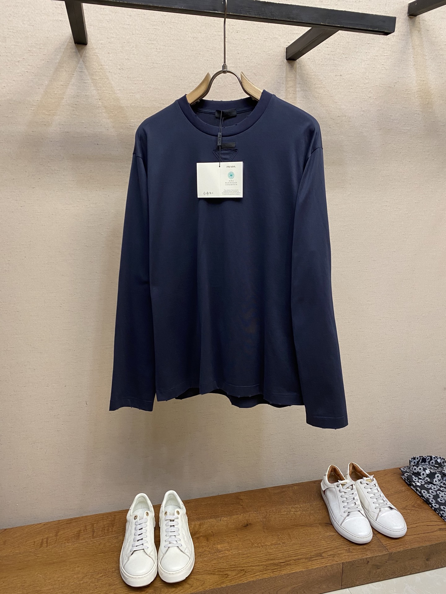 NO:526661,Prada, new versatile items in early autumn, pure cotton loose round neck long sleeve TEE, soft, comfortable and thin, simple and versatile, handmade triangle logo, loose fit, casual and relaxed, same style for men and women, Size S-XL,,prada,alexander wang19860909Prada、早秋新款百搭单品 纯棉宽松圆领长袖TEE 柔软舒适透薄 简约百搭 手工三角识标 宽松版型随性松驰 男女同款 尺码S-XL,,prada,alexander wang,Men's clothing