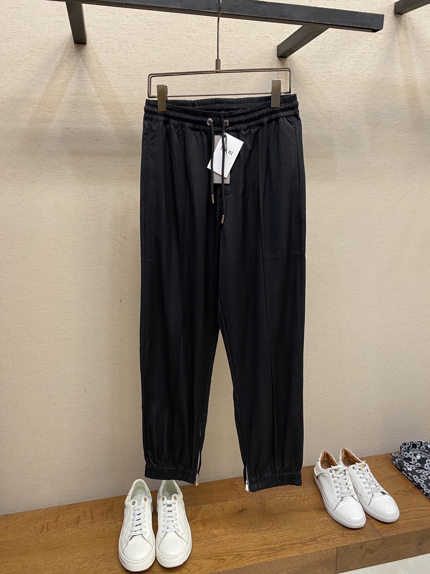 NO:526650,Dior, CD Dior new wool casual pants, custom fabric with unique texture, wool material without skin tying, upper body showing texture, custom logo hardware, versatile and easy to wear Size S-XL,,dior,dior,alexander wang19860909Dior,CD迪奥新款羊毛休闲裤 定做面料纹路独特 羊毛材质不扎肤 上身显质感 定做logo五金 百搭好穿 尺码S-XL,,dior,dior,alexander wang,Men's clothing