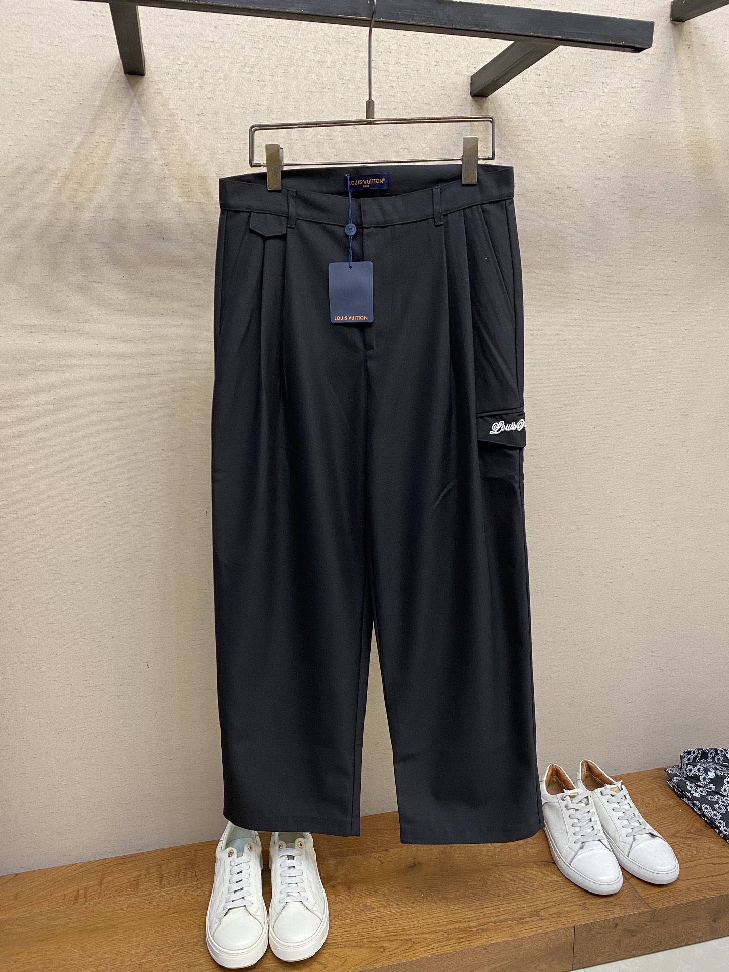 NO:526659,1V, wool blended double pleated suit, custom hardware, diamond LOGO decoration, side pocket LOGO embroidery technology, perfect details, everyday and versatile wear Size S-XL,, business suit, alexander wang198609091V、羊毛混纺双褶西装 定做五金 烫钻LOGO饰 侧口袋LOGO刺绣工艺 细节完美 日常百搭好穿 尺码S-XL,,business suit,alexander wang,Men's clothing