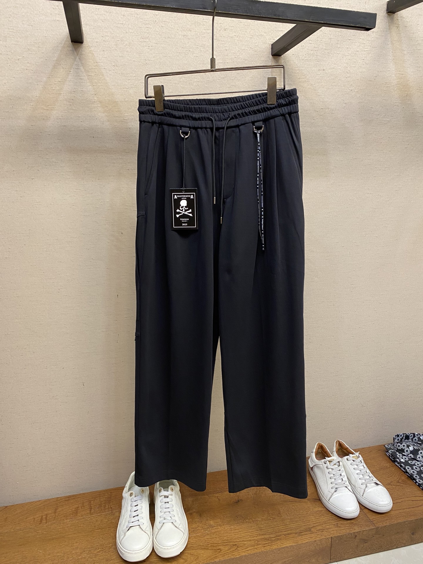 NO:526655,Master mind MMJ Japanese trendy skull loose casual pants Silver logo embroidery Splicing design Pure cotton fabric Comfortable and versatile Size S-XL,,alexander wang19860909Master mind MMJ日潮骷髅头宽松休闲裤 银色logo刺绣 拼接设计 纯棉面料 舒适百搭 尺码S-XL,,alexander wang,Men's clothing