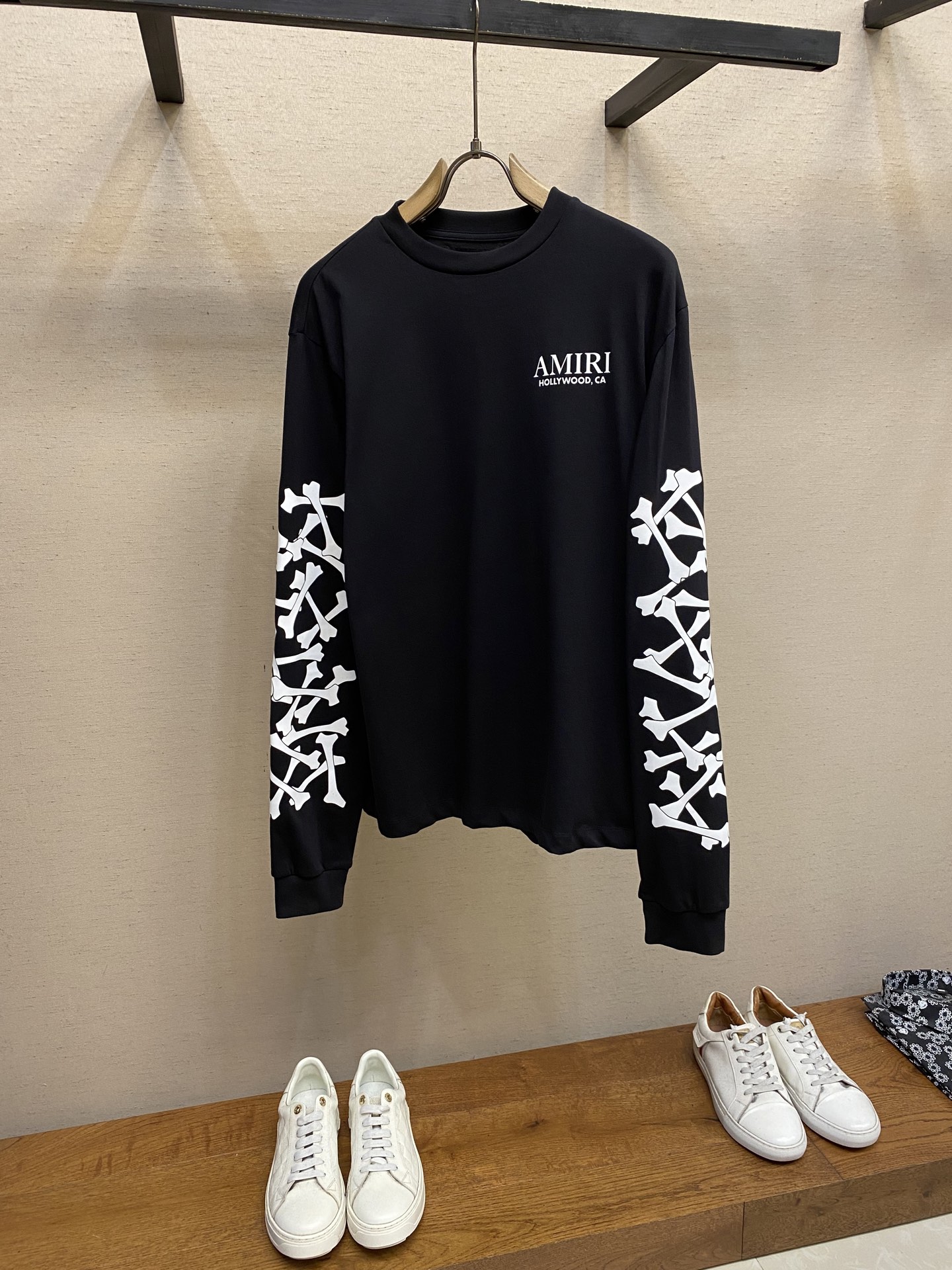 NO:526648,AMIRI, classic bone long-sleeved T-shirt, new autumn and winter style 25SS, uses 260 grams of high-quality pure cotton fabric, bone foam printing, chest Am classic logo pure handmade silk screen printing, customized YB consistent accessories, base, very wearable, style, same style for men and women, sizes S-XL,,amiri,tees, t-shirt, alexander wang19860909AMIRI,经典骨头长袖T恤 秋冬新款25SS 采用260克优质纯棉面料 骨头发泡印花 胸前Am经典logo纯手工丝网印花 订制YB一致辅料 打底 单穿都很的 版型 男女同款 尺码S-XL,,amiri,tees，t-shirt,alexander wang,Men's clothing