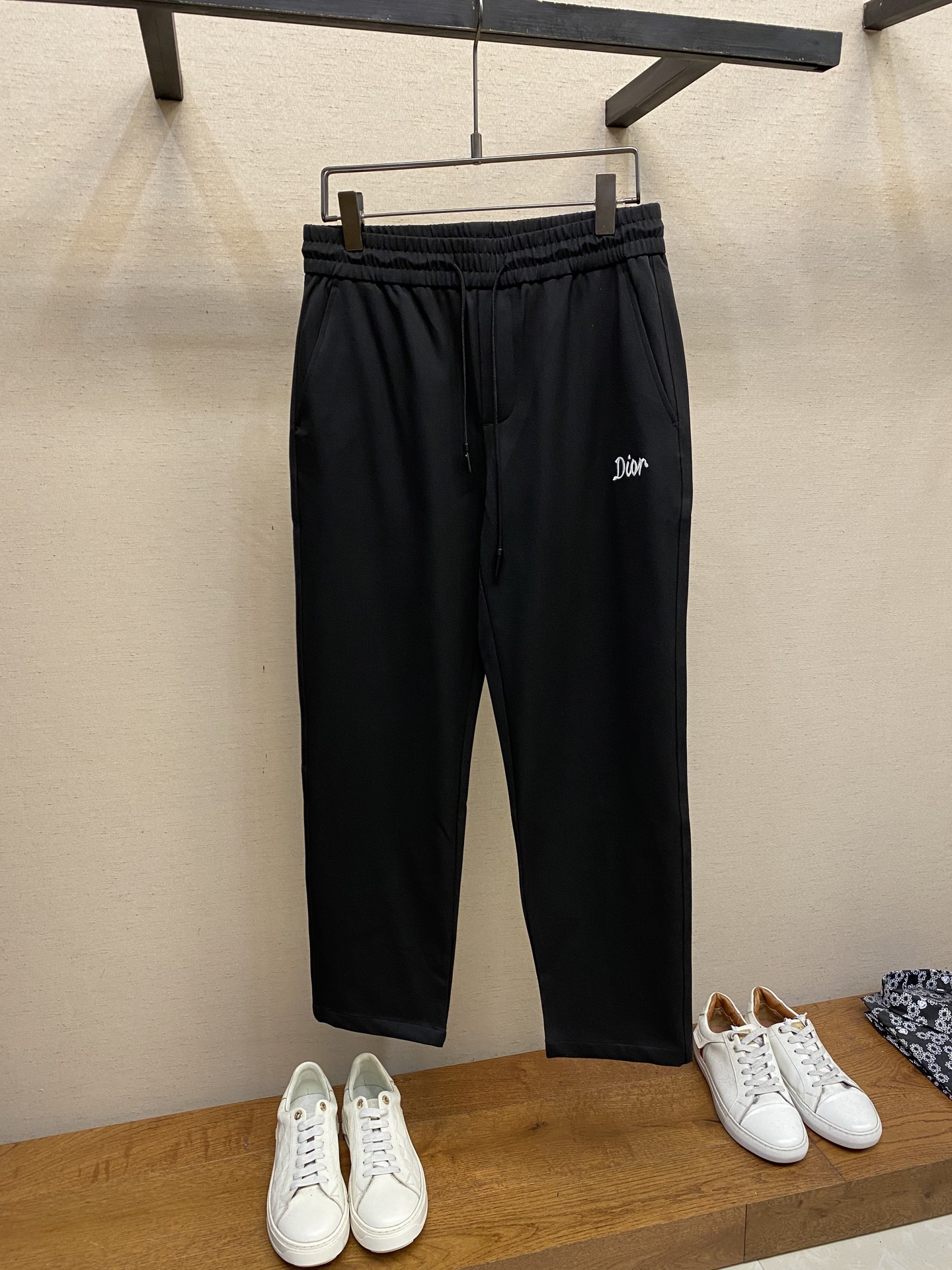 NO:527870,Dior, men's casual pants, the latest top-body style is invincible!  This pants are very versatile, elastic waist, and can be worn for daily work. They are a perfect combination of fashionable and leisure and outdoor sports, so whether you wear them normally or outdoors, they are your best choice. Extreme comfort and quick sweating are the most popular key points, improving the comfort of wearing and suitable for aerobics and trail running conditions. This style is a jogging casual pants with an extremely wide range of applications, allowing you to naturally maintain a love for sports in summer, or you can wear them in casual life. Size M-3xl, dior, alexander wang19860909Dior,男士休闲裤 最新款上身版型无敌正！ 绝对可以闭眼收的一款 此款裤子非常百搭,弹力腰围,日常上班 户外运动都可以穿着,是时尚休闲与户外运动的完美结合,所以无论您平时穿或者户外穿都是您的最佳选择. 极致舒适和快速排汗是备受青睐的重点,提升穿着舒适度,适合有氧运动和越野跑条件下穿着,此款是一件适用范围极其广泛的跑步休闲裤,让你在夏天自然可以保持对运动热爱,也可以在休闲生活中穿着 尺码M-3xl,,dior,alexander wang,Men's clothing