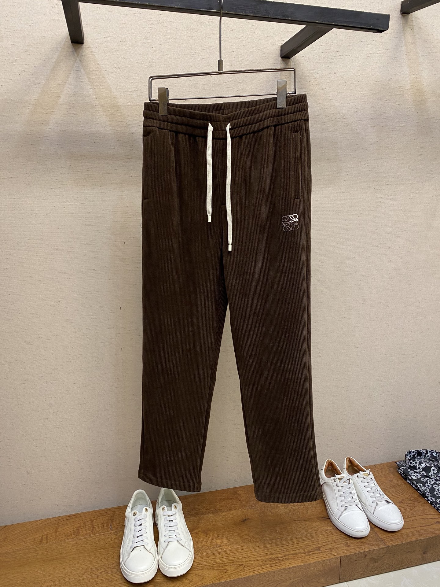 NO:527871,Loewe, men's casual pants, the latest top-body style is invincible!  This pants are very versatile, elastic waist, and can be worn for daily work. They are a perfect combination of fashionable and leisure and outdoor sports, so whether you wear them normally or outdoors, they are your best choice. Extreme comfort and quick sweating are the most popular key points, improving the comfort of wearing and suitable for aerobics and trail running conditions. This style is a jogging casual pants with an extremely wide range of applications, allowing you to naturally maintain a love for sports in summer, or you can wear them in casual life. Size M-3xl, loewe, alexander wang19860909Loewe,男士休闲裤 最新款上身版型无敌正！ 绝对可以闭眼收的一款 此款裤子非常百搭,弹力腰围,日常上班 户外运动都可以穿着,是时尚休闲与户外运动的完美结合,所以无论您平时穿或者户外穿都是您的最佳选择. 极致舒适和快速排汗是备受青睐的重点,提升穿着舒适度,适合有氧运动和越野跑条件下穿着,此款是一件适用范围极其广泛的跑步休闲裤,让你在夏天自然可以保持对运动热爱,也可以在休闲生活中穿着 尺码M-3xl,,loewe,alexander wang,Men's clothing