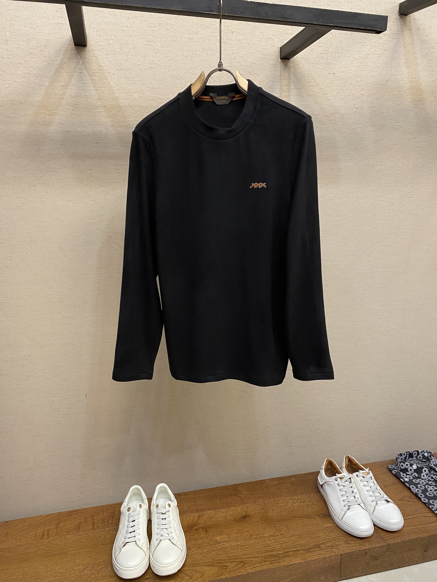 NO:527868,Zzegna, a classic brand letter embroidery logo round neck long-sleeved T-shirt base shirt, the brand classic logo embroidery design is simple and easy to match, the embroidery decorates the chest, which is the recognition of this finishing touch, which makes this T-shirt formally high-end and adds a trendy look. It is customized 60 pieces of liquid ammonia double-sided cloth, soft and skin-friendly, with elastic draping, and good anti-pilling effect!  Size M-3xl, tees, t-shirt, alexander wang19860909Zzegna,经典品牌字母刺绣logo圆领长袖T恤打底衫,品牌经典logo刺绣设计简洁易于搭配,刺绣装饰胸前正是这画龙点睛的辨识度令这款T恤正式高档之余增添潮流感,定制60支 260克液氨双面布、柔软亲肤、悬垂有弹性,抗起球效果好！ 尺码M-3xl,,tees，t-shirt,alexander wang,Men's clothing