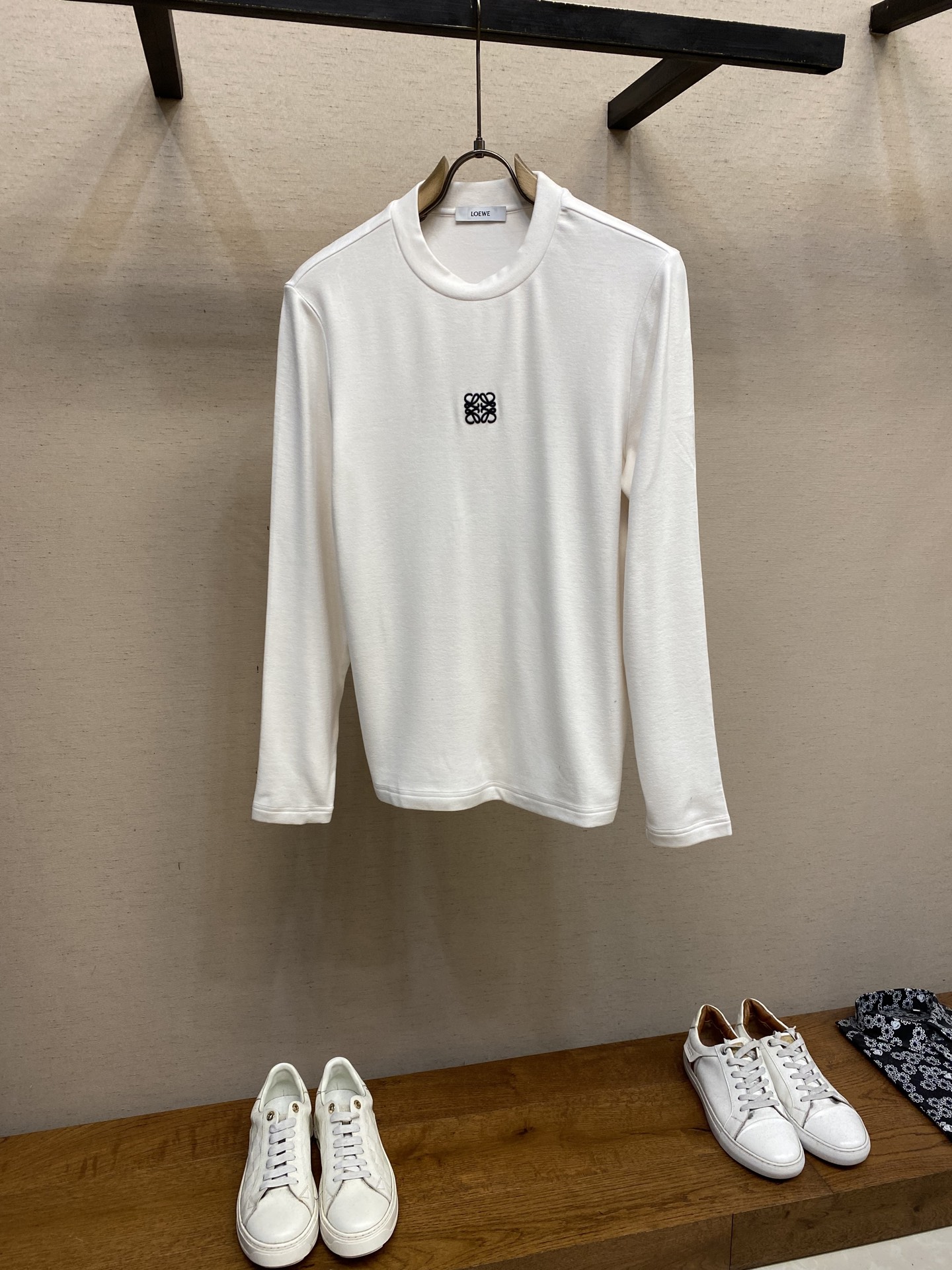 NO:527869,Loewe, a classic brand letter embroidery logo round neck long-sleeved T-shirt base shirt, the brand classic logo embroidery design is simple and easy to match, the embroidery decorates the chest, which is the recognition of this finishing touch, which makes this T-shirt formally high-end and adds a trendy look. 60 customized 260 grams of liquid ammonia double-sided cloth, soft and skin-friendly, with elastic draping, and good anti-pilling effect!  Size M-3xl, loewe,tees,t-shirt,alexander wang19860909Loewe,经典品牌字母刺绣logo圆领长袖T恤打底衫,品牌经典logo刺绣设计简洁易于搭配,刺绣装饰胸前正是这画龙点睛的辨识度令这款T恤正式高档之余增添潮流感,定制60支 260克液氨双面布、柔软亲肤、悬垂有弹性,抗起球效果好！ 尺码M-3xl,,loewe,tees，t-shirt,alexander wang,Men's clothing