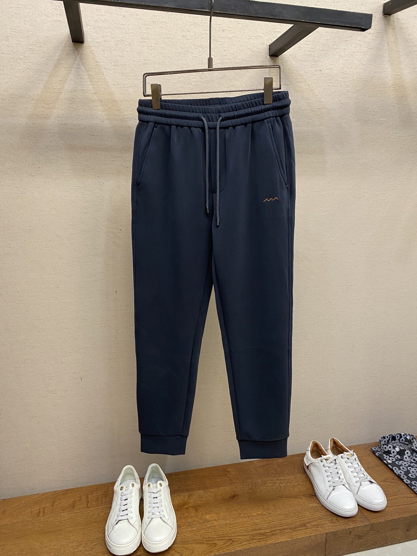 NO:527872,Zzegna, men's casual pants, the latest top-body style is invincible!  This pants are very versatile, elastic waist, and can be worn for daily work. They are a perfect combination of fashionable and casual and outdoor sports, so whether you wear them normally or outdoors, they are your best choice. Extreme comfort and quick sweating are the most popular key points, improving the comfort of wearing and suitable for aerobics and trail running conditions. This style is a running casual pants with an extremely wide range of applications, allowing you to naturally maintain a love for sports in summer, or you can wear them in casual life. Size M-3xl,,alexander wang19860909Zzegna、男士休闲裤 最新款上身版型无敌正！ 绝对可以闭眼收的一款 此款裤子非常百搭,弹力腰围,日常上班 户外运动都可以穿着,是时尚休闲与户外运动的完美结合,所以无论您平时穿或者户外穿都是您的最佳选择. 极致舒适和快速排汗是备受青睐的重点,提升穿着舒适度,适合有氧运动和越野跑条件下穿着,此款是一件适用范围极其广泛的跑步休闲裤,让你在夏天自然可以保持对运动热爱,也可以在休闲生活中穿着 尺码M-3xl,,alexander wang,Men's clothing