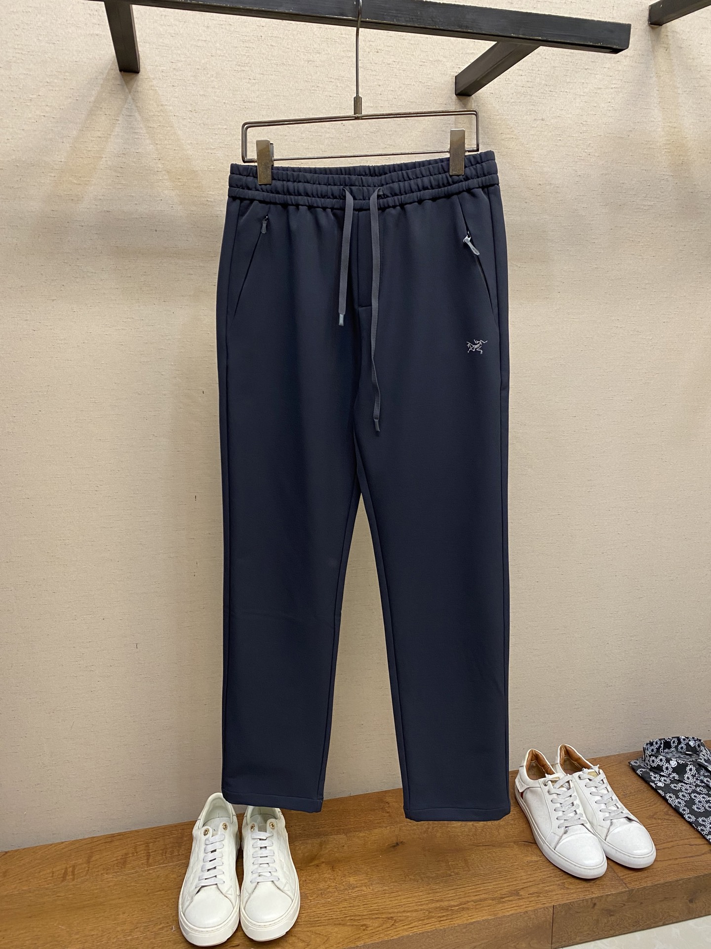 NO:527873,Arctery, men's casual pants, the latest top-body style is invincible!  This pants are very versatile, elastic waist, and can be worn for daily work. They are the perfect combination of fashionable and leisure and outdoor sports, so whether you wear them normally or outdoors, they are your best choice. Extreme comfort and quick sweating are the most popular key points, improving the comfort of wearing and suitable for aerobics and trail running conditions. This style is a running casual pants with an extremely wide range of applications, allowing you to naturally maintain a love for sports in summer, or you can wear them in casual life. Size M-3xl, alexander wang19860909Arctery,男士休闲裤 最新款上身版型无敌正！ 绝对可以闭眼收的一款 此款裤子非常百搭,弹力腰围,日常上班 户外运动都可以穿着,是时尚休闲与户外运动的完美结合,所以无论您平时穿或者户外穿都是您的最佳选择. 极致舒适和快速排汗是备受青睐的重点,提升穿着舒适度,适合有氧运动和越野跑条件下穿着,此款是一件适用范围极其广泛的跑步休闲裤,让你在夏天自然可以保持对运动热爱,也可以在休闲生活中穿着 尺码M-3xl,,alexander wang,Men's clothing