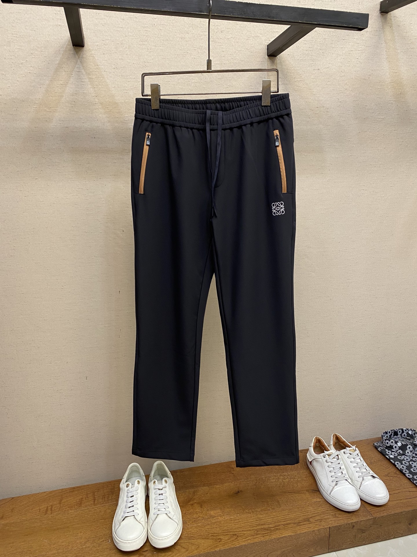 NO:527875,Loewe, men's casual pants, the latest top-body style is invincible!  This pants are very versatile, elastic waist, and can be worn for daily work. They are a perfect combination of fashionable and leisure and outdoor sports, so whether you wear them normally or outdoors, they are your best choice. Extreme comfort and quick sweating are the most popular key points, improving the comfort of wearing and suitable for aerobics and trail running conditions. This style is a jogging casual pants with an extremely wide range of applications, allowing you to naturally maintain a love for sports in summer, or you can wear them in casual life. Size M-3xl, loewe, alexander wang19860909Loewe,男士休闲裤 最新款上身版型无敌正！ 绝对可以闭眼收的一款 此款裤子非常百搭,弹力腰围,日常上班 户外运动都可以穿着,是时尚休闲与户外运动的完美结合,所以无论您平时穿或者户外穿都是您的最佳选择. 极致舒适和快速排汗是备受青睐的重点,提升穿着舒适度,适合有氧运动和越野跑条件下穿着,此款是一件适用范围极其广泛的跑步休闲裤,让你在夏天自然可以保持对运动热爱,也可以在休闲生活中穿着 尺码M-3xl,,loewe,alexander wang,Men's clothing