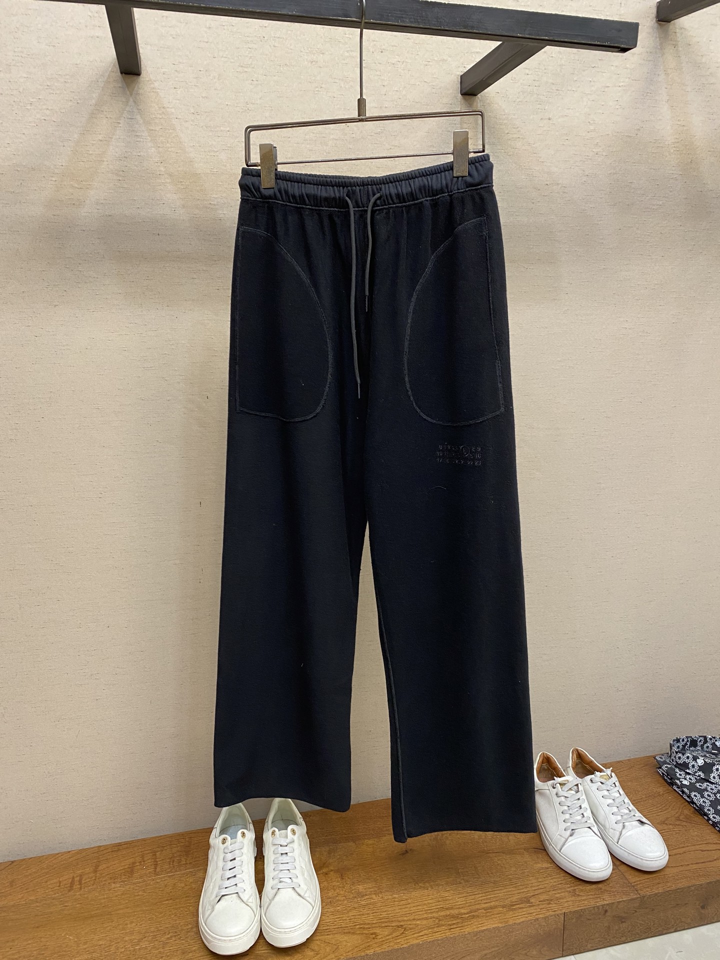 NO:527879,MM6, men's casual pants, the latest top-body style is invincible!  This style of pants is very versatile, elastic waist, and can be worn in daily work. It is a perfect combination of fashionable and leisure and outdoor sports, so it is your best choice whether you wear it normally or outdoor. Extreme comfort and quick sweating are the most popular key points, improving the comfort of wearing and suitable for aerobics and trail running conditions. This style is a jogging casual pants with an extremely wide range of applications, allowing you to naturally maintain a love for sports in summer, or you can wear it in casual life. Size S-XL S: waist 70 seat circumference 106 seat circumference 102 M S: waist circumference 74 seat circumference 110 trousers length 104 L S: waist circumference 78 seat circumference 114 trousers length 106 XL S: waist circumference 82 seat circumference 118 trousers length 108,,masion margiela,alexander wang19860909MM6,男士休闲裤 最新款上身版型无敌正！ 绝对可以闭眼收的一款 此款裤子非常百搭,弹力腰围,日常上班 户外运动都可以穿着,是时尚休闲与户外运动的完美结合,所以无论您平时穿或者户外穿都是您的最佳选择. 极致舒适和快速排汗是备受青睐的重点,提升穿着舒适度,适合有氧运动和越野跑条件下穿着,此款是一件适用范围极其广泛的跑步休闲裤,让你在夏天自然可以保持对运动热爱,也可以在休闲生活中穿着 尺码S-XL S码:腰围70坐围106裤长102 M码:腰围74坐围110裤长104 L码:腰围78坐围114裤长106 XL码:腰围82坐围118裤长108,,masion margiela,alexander wang,Men's clothing