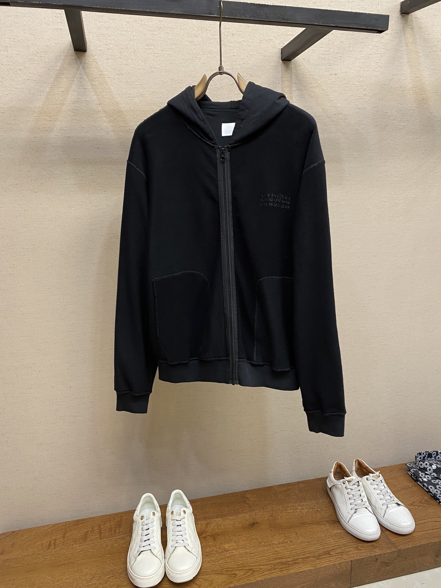 NO:527877,Maison Margiela classic popular model digital letter embroidered zipper cardigan hooded sweatshirt jacket accurate letter replica, consistent size, customized dyed pure cotton sweatshirt fabric, black all use reactive black, 1 shrinkage rate, ensuring that the ready-to-wear does not shrink easily and deform, maintain long-term beauty, loose style, same style for men and women, Size S-XL S clothes 68 bust 123 shoulder width 51.5 M clothes 70 bust 127 shoulder width 53 L clothes 72 bust 131 shoulder width 54.5 XL clothes 74 bust 135 shoulder width 56,,masion margiela,hoodie,sweatshirts,jackets & coats,hats,alexander wang19860909Maison Margiela马吉拉经典热门款数字字母刺绣拉链开衫连帽卫衣外套 精准字母复刻 大小均一致 定制订染纯棉卫衣面料,黑色均采用活性黑,1缩率,确保成衣不易缩水不易变形,保持长久的美观,宽松版型 男女同款 尺码S-XL S衣长68胸围123肩宽51.5 M衣长70胸围127肩宽53 L衣长72胸围131肩宽54.5 XL衣长74胸围135肩宽56,,masion margiela,hoodie,sweatshirts,jackets & coats,hats,alexander wang,Men's clothing