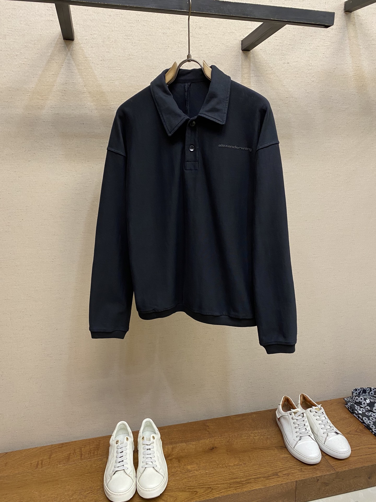 NO:527882,Wang, new thin sweatshirt in early autumn, classic pressed letters, simple and high-end, full of American sporty style, loose style without picking on the figure, matched with round neck design, no sense of restraint on the upper body, 320g pure cotton fabric, heavy washing and aging, destruction and wear treatment, silhouette falling shoulders, small neckline oversize style, size S-XL, versace, hoodie, sweatshirts, alexander wang19860909Wang, 早秋新款薄卫衣 经典压胶字母 简约又高级 满是美式运动风 宽松的版型不挑身材 搭配圆领设计 上身毫无束缚感 320克纯棉面料 重磅洗水做旧 破坏磨破处理 廓形落肩 小领口 oversize版型  尺码S-XL,,versace,hoodie,sweatshirts,alexander wang,Men's clothing