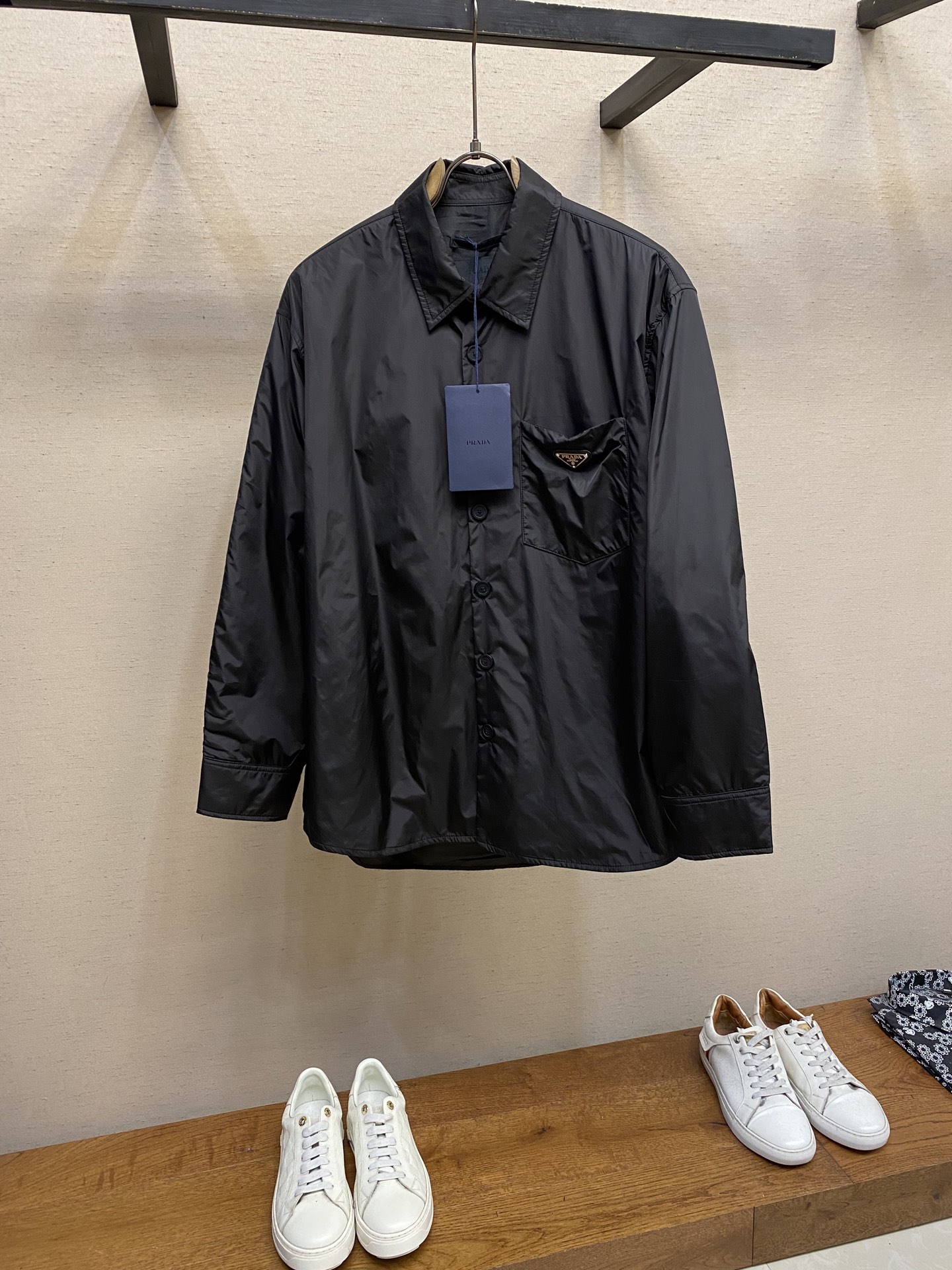 NO:528891,Prada, 2025FW Early Autumn Series Lightweight Re-Nylon Cotton Shirt Jacket P*ada's unique language redefines the shape and material, enamel metal triangle logo!  Over Size loose style is easy to control in any scenario!  Natural horn buckles show luxury and low-key!  Transform this classic shirt into an elegant and simple design. The lightweight Re-Nylon fabric body is decorated with pleats, adding a unique style. To ensure sustainable care of the product, maintain its characteristics and reduce its environmental impact, it is recommended not to wash the product frequently, let it dry naturally after each use, and to entrust a professional environmentally friendly dry cleaner for dry cleaning. Wrinkles are inherent characteristics because the finished clothing is pressed. Dry cleaning only S-XL, prada, jackets & coats,shirts,alexander wang19860909Prada、2025FW早秋系列轻薄Re-Nylon棉里衬衫外套 P*ada独特的语言重新定义了造型和材质,珐琅金属三角形徽标！Over Size宽松版型任何场景轻松驾驭！天然牛角扣尽显奢华低调！将此款经典衬衫转化为高雅简约的设计.轻盈的Re-Nylon面料衣身饰以褶皱,平添独特风格.为确保产品的可持续护理,保持其特性并减少其对环境的影响,建议不要频繁清洗产品,每次使用后让其自然晾干,并委托专业的环保干洗店进行干洗.褶皱是固有特性,因为成品服装是压制的. 仅限干洗 尺码S-XL,,prada,jackets & coats,shirts,alexander wang,Men's clothing