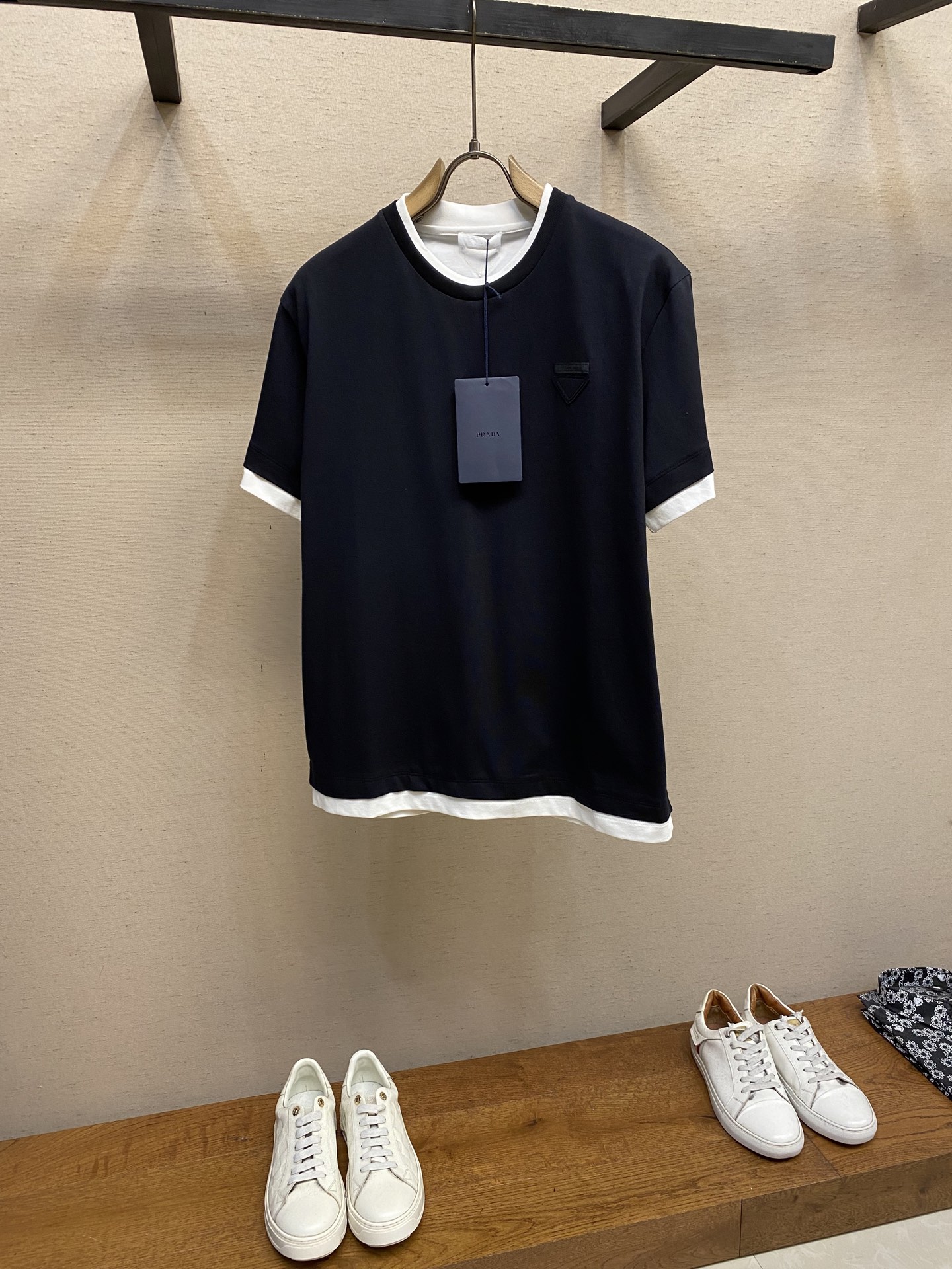 NO:574031,Prada, 2025FW Pre-Fall Collection classic plain cotton contrasting design T-shirt is reinterpreted through layers and contrasts to add a unique style to the sporty silhouette. The loose fit defines its style and is decorated with the iconic fabric triangle logo. Rib knit crew neck concept triangle logo and stitched label. It is recommended to dry clean or wrap it inside out in a laundry bag for quick machine wash in cold water!  Size S-XL, prada, tees, t-shirt, alexander wang19860909Prada,2025FW早秋系列经典平纹棉质撞色设计T恤通过层次和对比重新诠释,为运动廓形增添独特风格.宽松版型定义其风格,饰有标志性织物三角形徽标.罗纹针织圆领概念三角形徽标和缝合标签 建议干洗或反面包裹洗衣袋冷水快速机洗！ 尺码S-XL,,prada,tees，t-shirt,alexander wang,Men's clothing