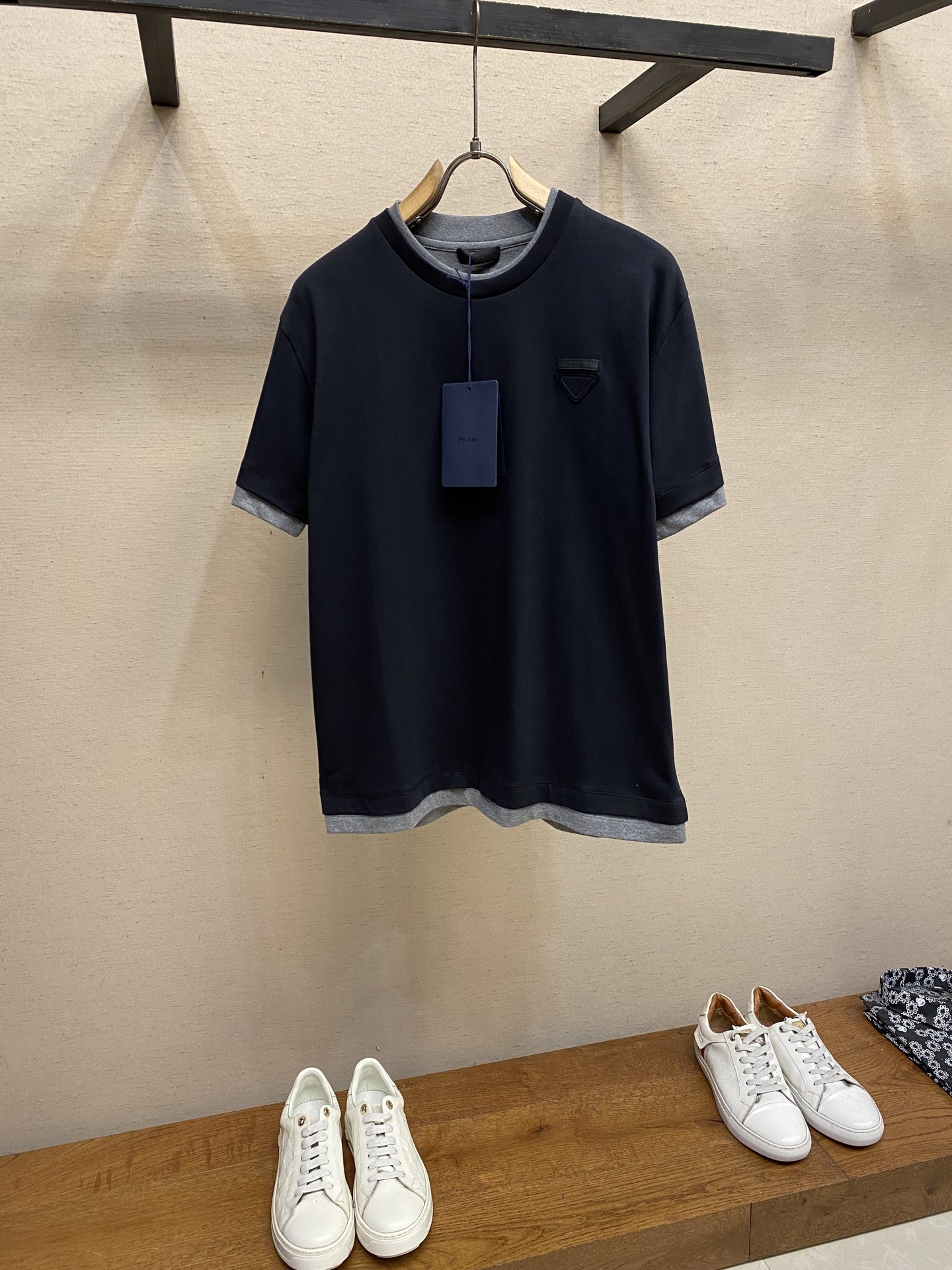 NO:528893,Prada, the 2025FW early autumn series classic plain cotton contrasting design T-shirt is reinterpreted through layers and contrasts, adding a unique style to the sporty silhouette. Loose style defines its style, decorated with the iconic fabric triangle logo. Rib knitted round neck concept triangle logo and stitching label It is recommended to dry cleaning or reverse wrap laundry bag cold water machine wash quickly!  Size S-XL, prada,tees, t-shirt,alexander wang19860909Prada,2025FW早秋系列经典平纹棉质撞色设计T恤通过层次和对比重新诠释,为运动廓形增添独特风格.宽松版型定义其风格,饰有标志性织物三角形徽标.罗纹针织圆领概念三角形徽标和缝合标签 建议干洗或反面包裹洗衣袋冷水快速机洗！ 尺码S-XL,,prada,tees，t-shirt,alexander wang,Men's clothing