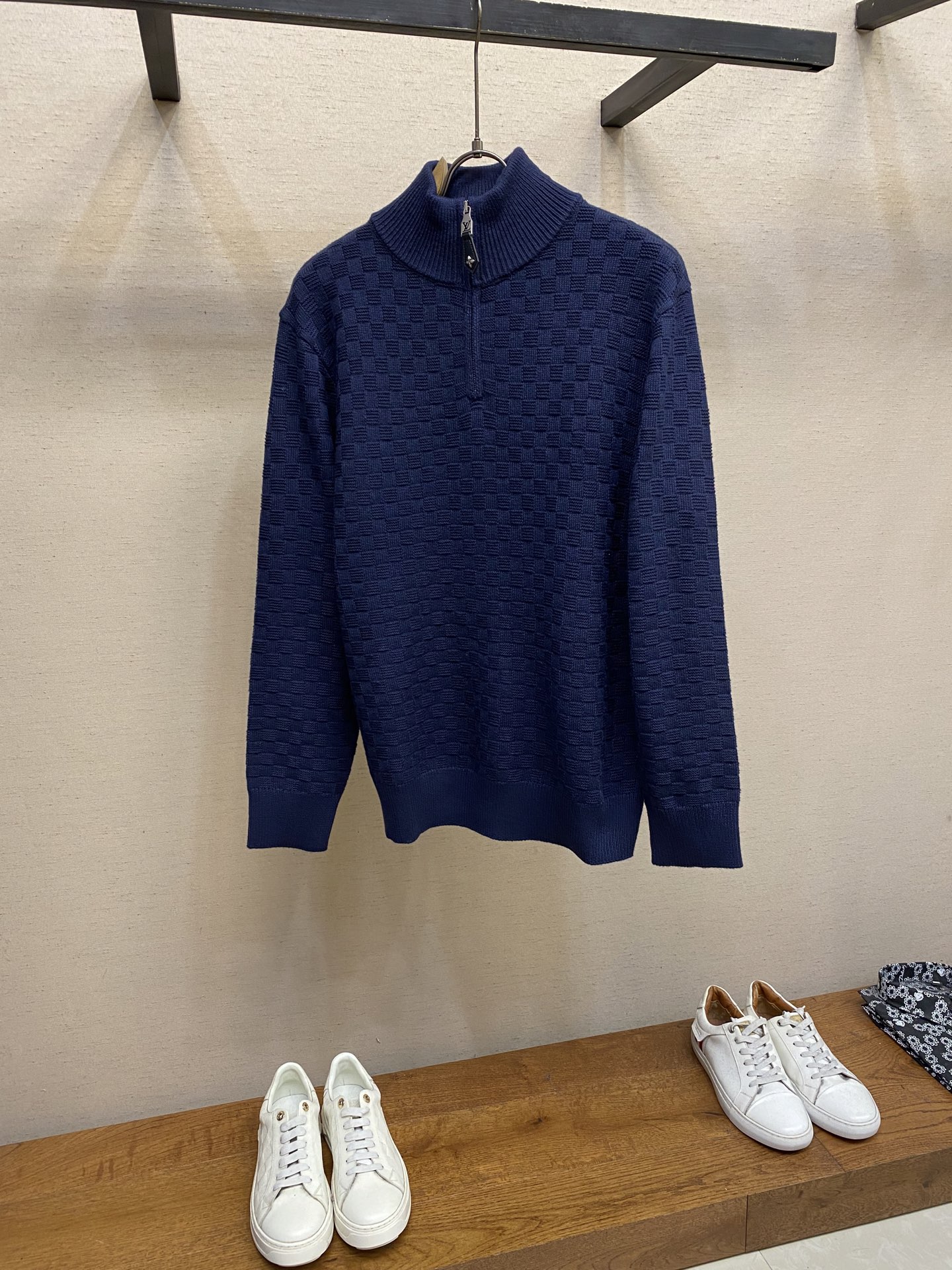 NO:528890,1V/Louis 25FW dark pattern mosaic full-print checkerboard half-zipper knitted pullover sweater is made of original consistent heavy pure cotton material, double-strand thread inlet, each color needs to be opened separately to be dyed, weaving requires imported Stor 16-needle machine, embroidery uses Bellingda embroidery technology, and the details are restored consistently. Custom dyeing has no color difference and size alignment. The ingenious craftsmanship is perfectly restored, three standards are complete, and customized auxiliary materials. Size XS-L,,louis vuitton, sweaters, alexander wang198609091V/路易 25FW 暗纹马赛克满印棋盘格半拉链针织套头毛衣 采用原版一致重磅纯棉材质,双股进线,每一个颜色都是要去单独开缸定染,织造需要进口斯托尔16针机器,刺绣采用百灵达刺绣工艺,细节还原一致.定制定染无任何色差大小对位.匠心工艺完美还原,三标齐全,定制辅料. 尺码XS-L,,louis vuitton,sweaters,alexander wang,Men's clothing