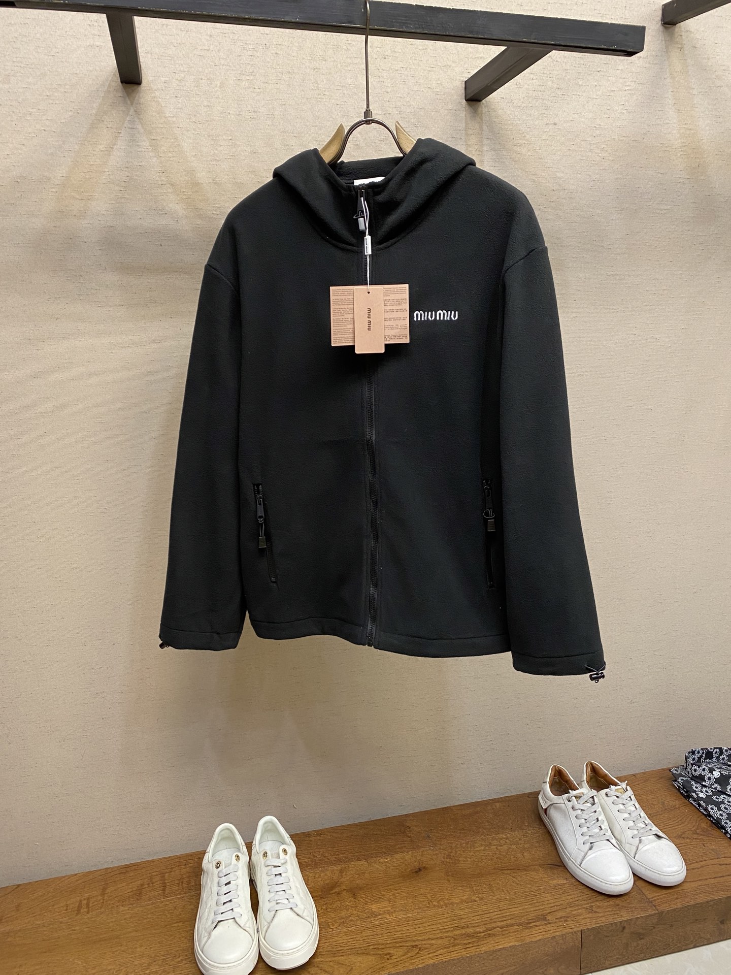 NO:528888,Miu Miu Fleece embroidered jacket Fabric selection Polyester filaments are woven into a double-sided knitted structure through a knitting round machine, with a flat coil on the front and back. The fleece fabric formed by dyeing, woven, combing, woven sheathing, and rocking. The suede is soft in texture and fiber properties make it almost water-absorbing, which can quickly discharge sweat to the outer layer of the fabric and evaporate quickly, maintaining good breathability. Suede can lock the air, and then form a non-flowing air layer around the body, effectively preventing heat loss and good warmth. Process  The computer embroidery machine sets an extremely high stitch density, and the fabric and the base liner are tightly fixed to the frame of the embroidery machine, with uniform tension and just right. The double-axis linear guide drives the embroidery frame, and the frame shift accuracy can reach 0.01mm/P, ensuring accurate positioning, and the embroidery pattern completely covers the base cloth. Size S-XL,,miumiu, jackets & coats,alexander wang19860909Miu Miu 摇粒绒饰刺绣外套 面料选择 涤纶长丝通过针织圆机,将经纱和纬纱相互圈套编织成双面针织结构,正面和背面都是平整的线圈.再通过染色、起毛、梳毛、剪毛、摇粒等一系列流程之后形成的摇粒绒面料.绒面质地柔软,纤维特性使其几乎不吸水,能将汗液迅速排到面料外层并快速蒸发,保持良好的透气性.绒面能锁住空气,再身体周围形成一层不流动的空气层,有效防止热量流失,起到良好的保暖性能. 工艺 通过电脑绣花机设置极高的针迹密度,将面料和底衬一同紧绷地固定在绣花机的框架上,张力均匀且恰到好处.双轴直线导轨驱动绣框,移框精度可达0.01mm/P,确保精准定位,刺绣图案完全覆盖底布. 尺码S-XL,,miumiu,jackets & coats,alexander wang,Men's clothing