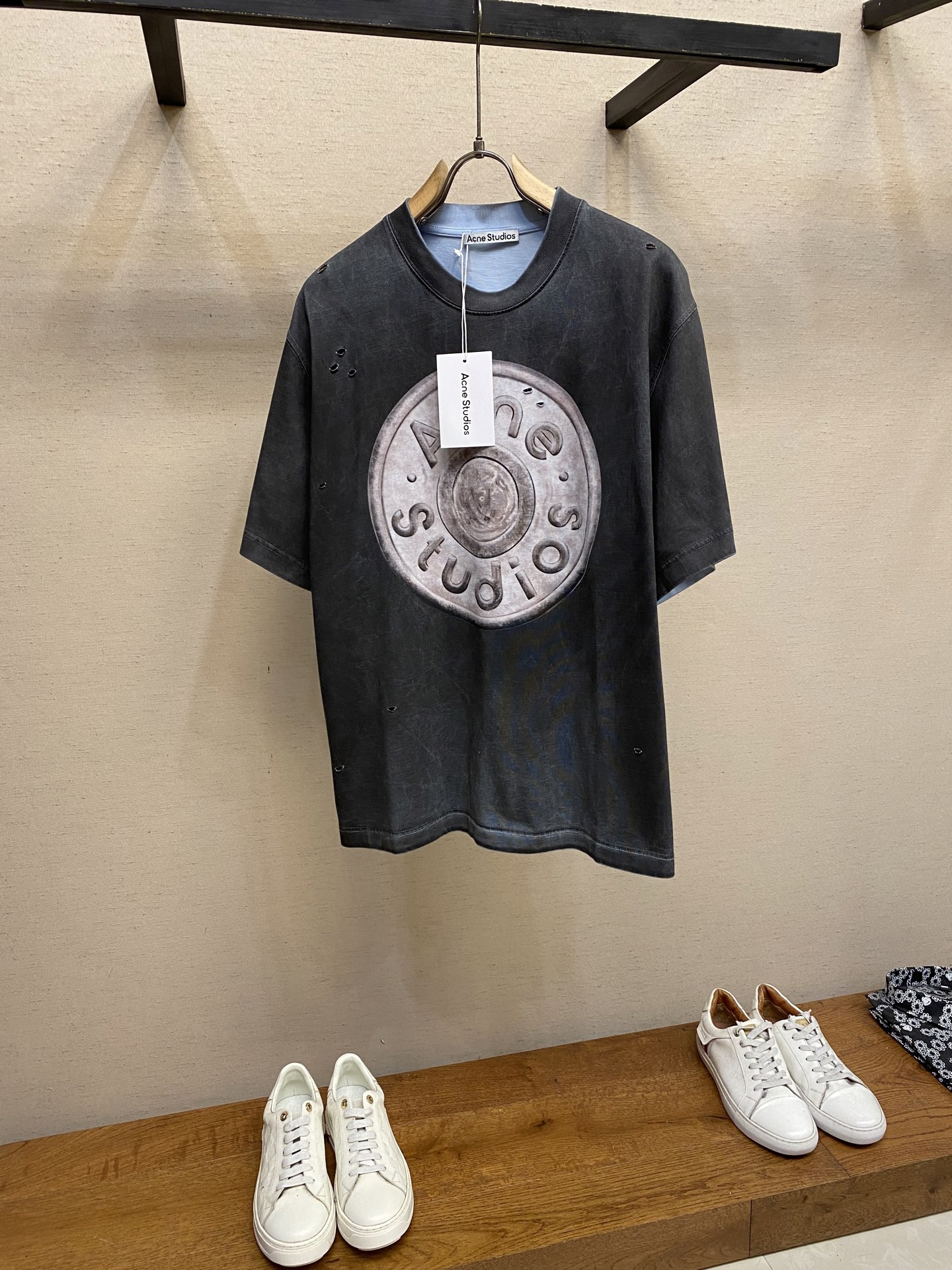 NO:528884,Acne Studios 2025FW 2025FW Early Autumn Series This round neck t-shirt is made of OS loose and wide style, neutral style. It is decorated with Acne Studios logo pattern and aging details. It is made of coated cotton-blend fabric and is made of a laundry washing water. It is a casual and versatile model. The upper body is very comfortable and is especially suitable for me. I like to wear comfortably. In terms of art, it is absolutely top-notch. Simple art is always at the top of European trends. Washing method, dry cleaning or cold water on the back quickly machine-washing and drying naturally!  Avoid soaking in warm water Size S-XL, acne studios,dior,alexander wang19860909Acne Studios 2025FW 2025FW早秋系列此款圆领丁恤采用OS宽松阔版型,中性风格.饰有 Acne Studios 徽标图案和做旧细节.选用涂层效果棉混纺面料制成采用成衣洗水做旧设计.休闲百搭的一款 上身很舒适 特别适合我这种喜欢舒适穿着 论艺术绝对玩到顶尖 简约艺术始终走在欧洲潮流顶端 洗涤方式干洗或反面冷水快速机洗自然晾干！忌温热水浸泡 尺码S-XL,,acne studios,dior,alexander wang,Men's clothing