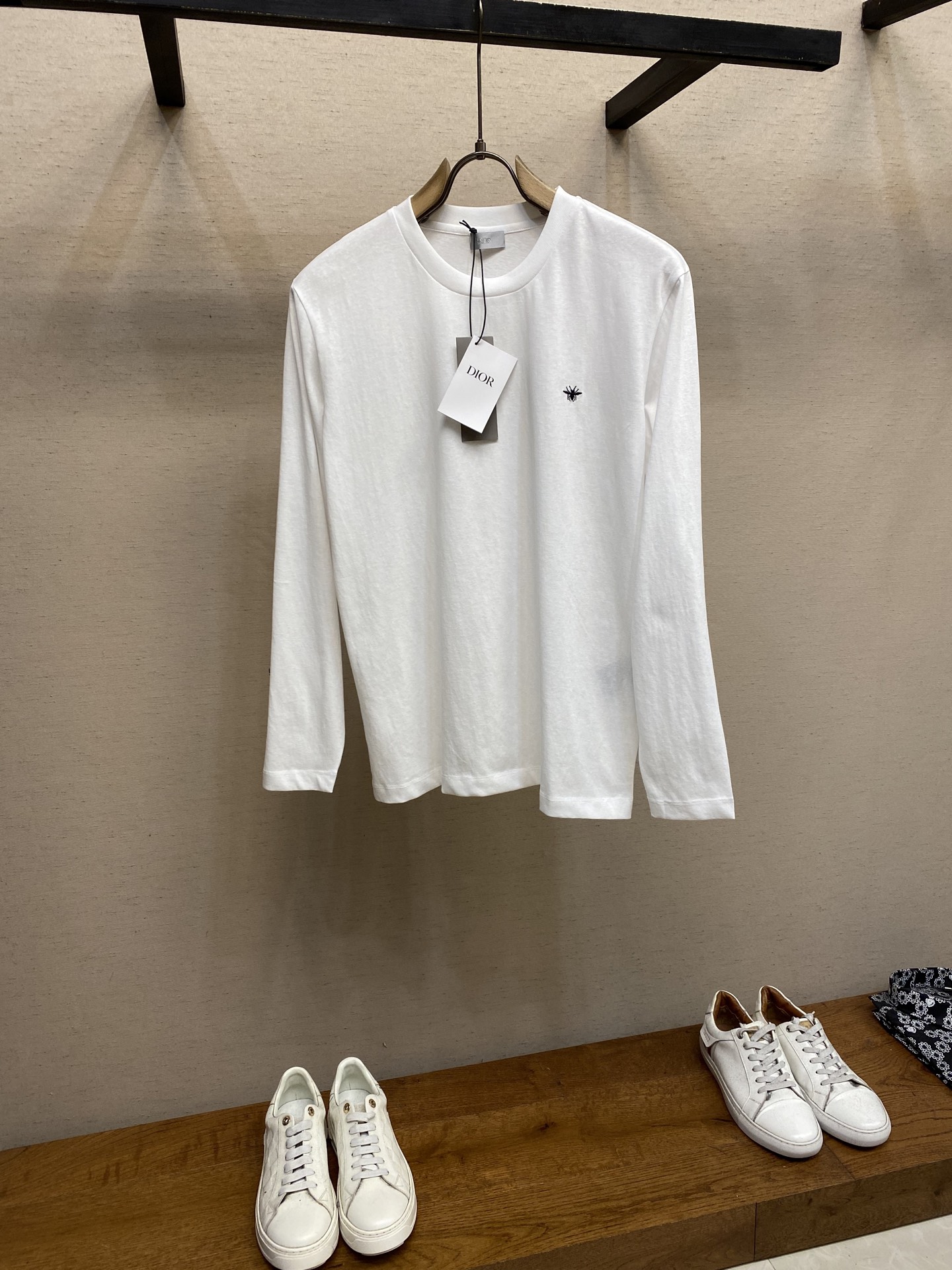 NO:528892,Dior, 2025FW Early Autumn Series, this long-sleeved T-shirt is a simple and fashionable item. It is carefully crafted from cotton bamboo jersey fabric, and the chest is embroidered with white bee logo. The regular version is paired with a ribbed round neck. It can be matched with jeans or shorts to create a casual look. Washing method, dry cleaning or reverse wrap laundry bag cold water and machine washing!  Size S-XL S clothing length 69 bust 106 shoulder width 47 M clothing length 71 bust 110 shoulder width 48 L clothing length 73 bust 114 shoulder width 49 XL clothing length 75 bust 118 shoulder width 50, dior, shorts, jeans, tees, t-shirt, alexander wang19860909Dior,2025FW早秋系列这款长袖T恤是一款简约时尚的单品.采用棉质竹节平纹针织面料精心制作,胸前饰以白色小蜜蜂标识刺绣.常规版型,搭配罗纹圆领.可与牛仔裤或短裤搭配,打造休闲的造型. 洗涤方式干洗或反面包裹洗衣袋冷水快速机洗！ 尺码S-XL S衣长69胸围106肩宽47 M衣长71胸围110肩宽48 L衣长73胸围114肩宽49 XL衣长75胸围118肩宽50,,dior,shorts,jeans,tees，t-shirt,alexander wang,Men's clothing