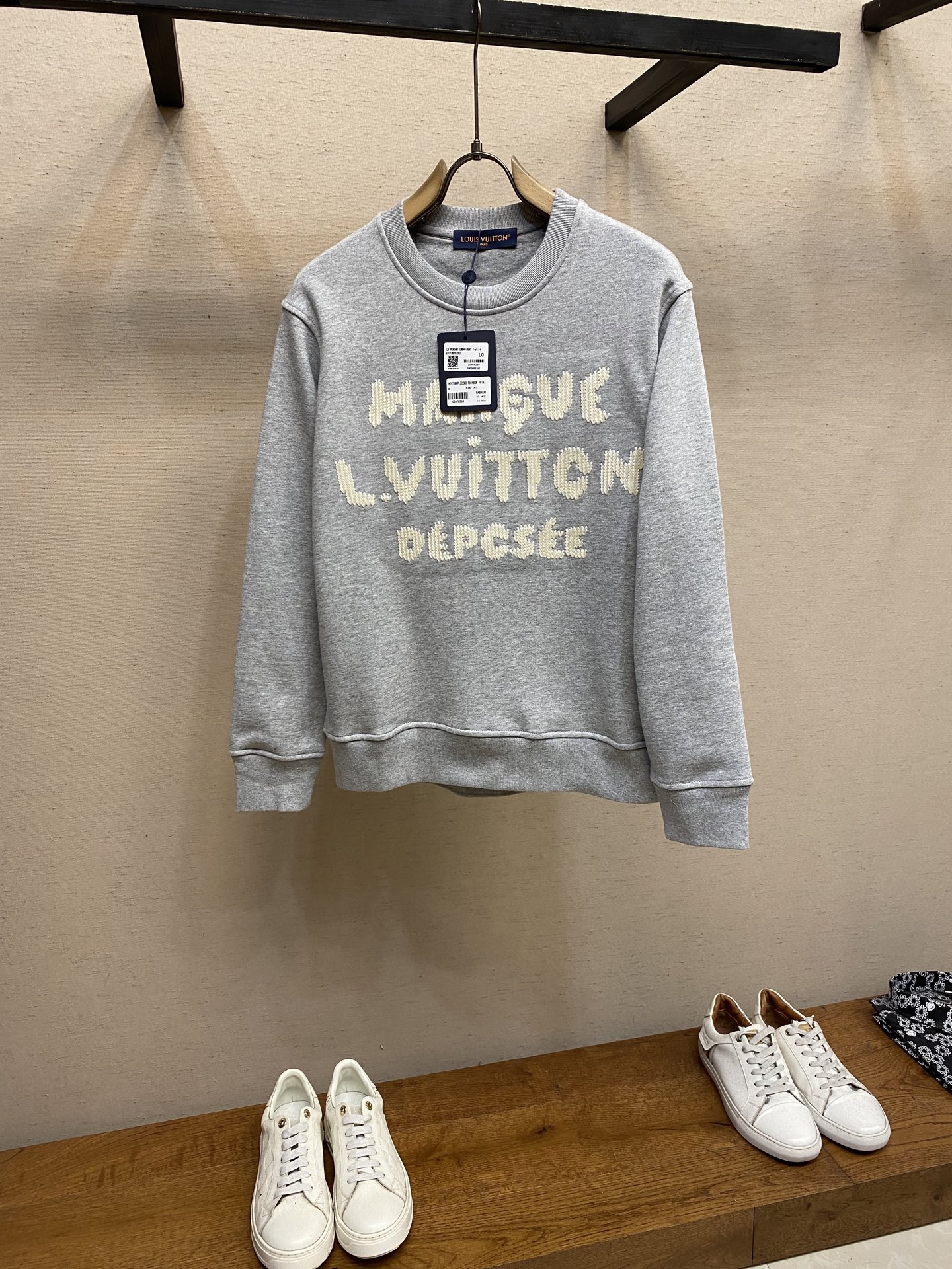 NO:528889,1V Louis Home 2025FW autumn and winter new three-dimensional wool embroidered round-neck cotton sweatshirt This sweatshirt is made of soft cotton, injecting attention to the classic casual design. The thick-line embroidery process expresses the Marque 1. Vuitton Déposée logo and 1V letters, cleverly presenting the hand-knitted tromphoto effect. It is recommended to dry cleaning or reverse wrap laundry bags to be machine-washed separately in cold water and dry naturally!  Size S-XL, louis vuitton,alexander wang198609091V 路易家2025FW秋冬新品立体毛线绣圆领棉质运动衫 本款运动衫取材柔软棉布,为经典休闲设计注入瞩目格调.粗线刺绣工艺于前后分别抒写 Marque 1.Vuitton Déposée 标识和 1V 字母,巧妙呈现手工针织般的错视效果. 建议干洗或反面包裹洗衣袋单独冷水快速机洗、自然晾干！ 尺码S-XL,,louis vuitton,alexander wang,Men's clothing