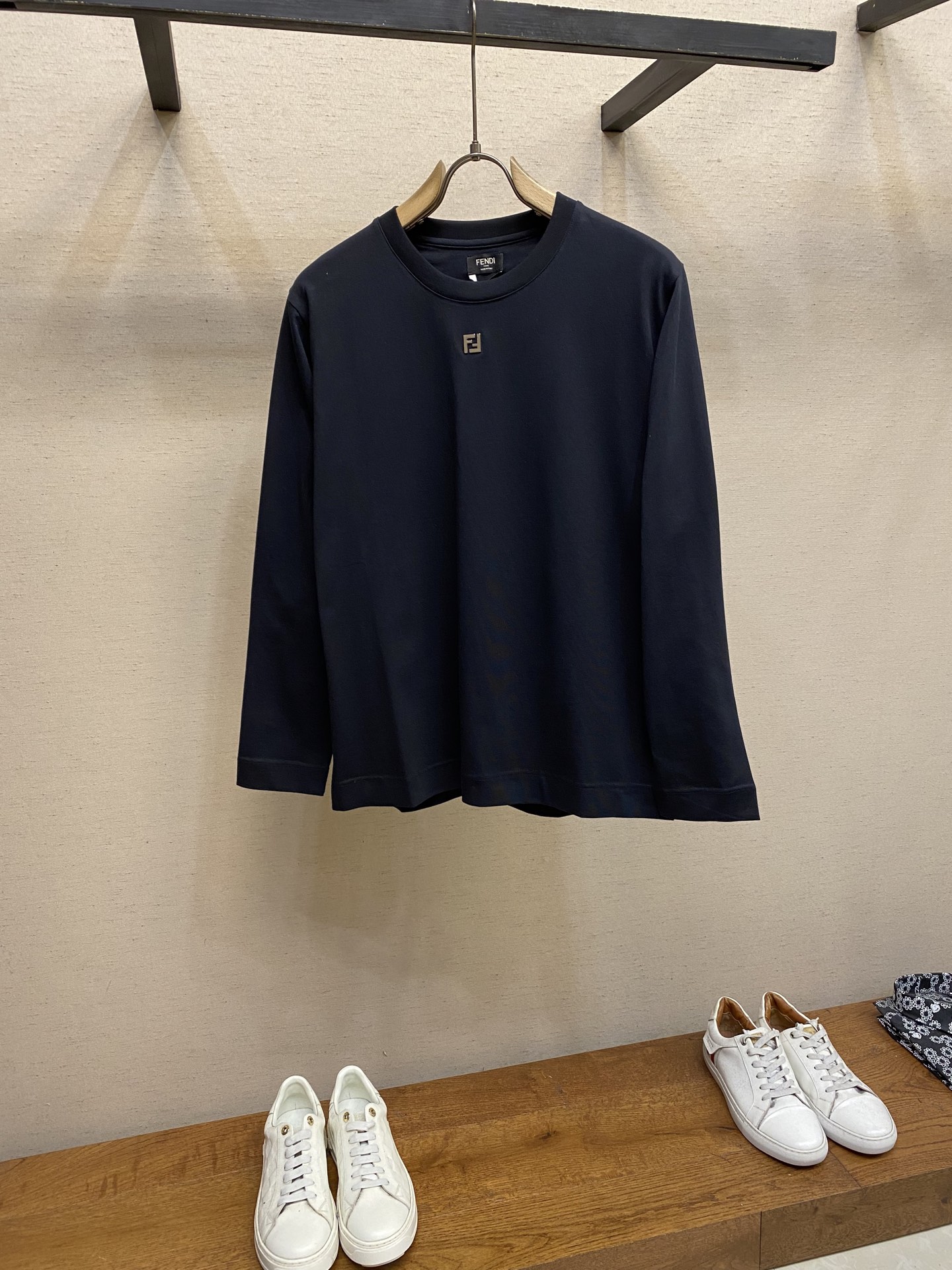 NO:528881,Fendi, long-sleeved round neck T-shirt with metal FF decal cotton long-sleeved T-shirt under the neck. The back is decorated with brand-specific tortoise back design. Washing method involves hardware jewelry fabrics are only dry cleaning or laundry bag wrapping on the back. Cold water is quickly washed and dried and ironed in medium temperature!  Avoid wringing and machine washing on the front!  Size S-XL, fendi,tees,t-shirt,alexander wang19860909Fendi、长袖圆领T恤 颈下饰有金属FF贴花棉质长袖T恤 后背饰有品牌专属龟背设计 洗涤方式涉及五金饰品面料仅限干洗或洗衣袋包裹反面冷水快速机洗晾干后中温熨烫！忌大力拧干及正面机洗！ 尺码S-XL,,fendi,tees，t-shirt,alexander wang,Men's clothing