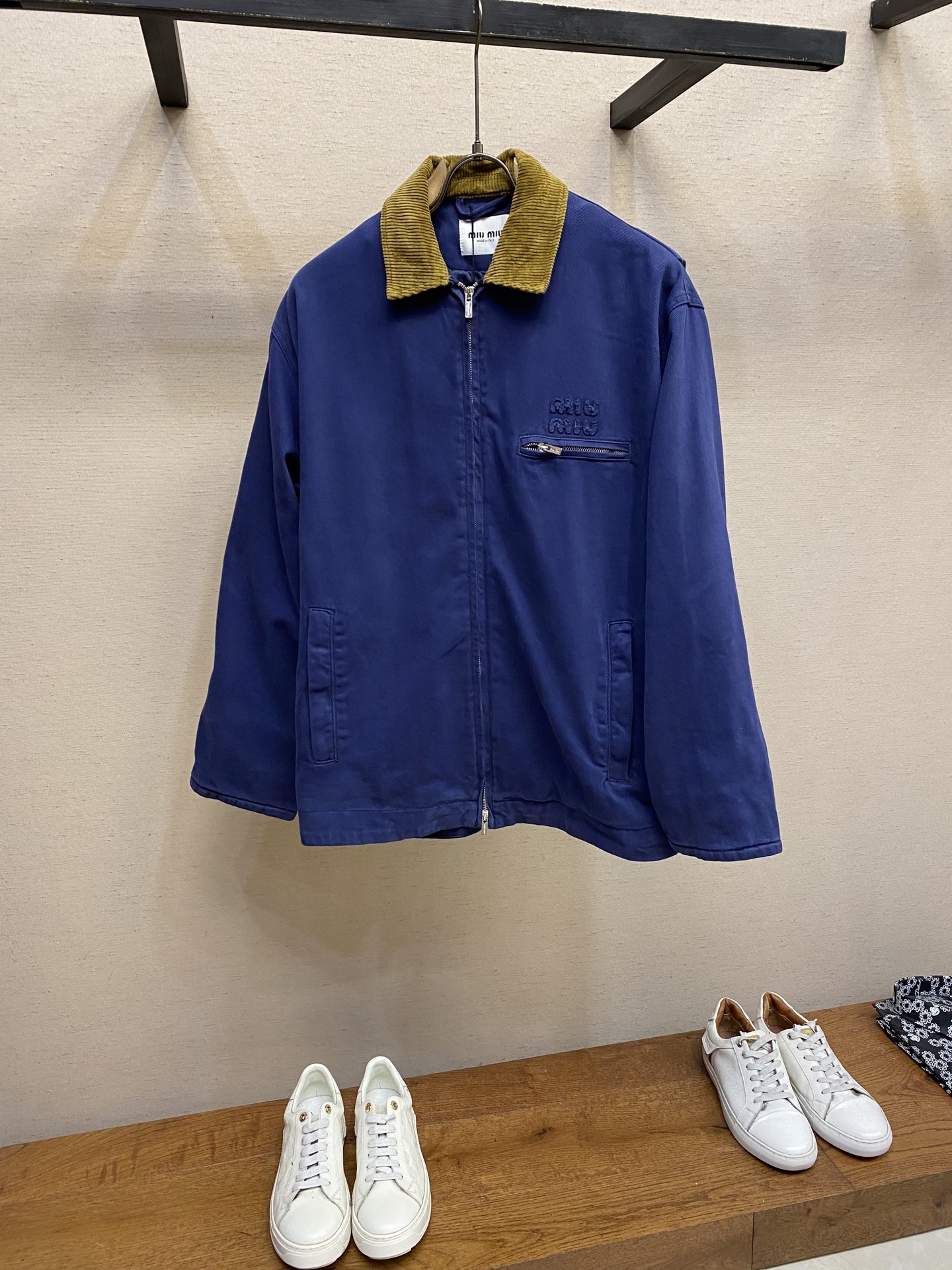 NO:528901,Miu Miu 25FW Faigong logging cotton jacket uses 16OZ imported high-weight denim fabric, and uses longer velvet high-quality cotton to spin it into high-twist special-target yarn to ensure the strength of the final fabric and the purity of the final dyeing. The classic denim weaving method is accurately calibrated to retain the right softness potential while achieving high density and avoid being too hard. The arrangement density of warp and weft yarns is far beyond that of ordinary denim, thus achieving extremely high tear resistance and wear resistance. For fixed dyeing, for color spinning, machining engineers need to repeatedly debug the indigo formula, accurately control the dyeing temperature, duration and oxidation times, and simulate the color layering given by time through multiple layers of repeated dyeing.  The inner part is filled with 400D wash cotton, and the filling is pre-washed cotton wool. The 'pre-wash' process is crucial. It removes the 'new' and stiffness of the cotton wool, making it feel soft, fluffy and slightly old-fashioned texture from the beginning, ensuring that the jacket is immediately comfortable when worn, and the appearance presents a natural fluffy and lazy silhouette. The collar material is made of special corduroy, and the width and quality of the velvet are customized to match the heavy texture and retro style of the main fabric. The breast patch embroidery first creates the designed pattern in the form of a custom sanction piece, and then is fixed to the main body of the chest in a precise sewing manner.  This MIUMIU legal jacket is a complex work that combines traditional tooling genes and high-end fashion technology. From exclusive fabrics that are fixed-woven and dyed, to innovative 400D washing cotton filling structure, to time-consuming and labor-intensive splicing collars and three-dimensional embroidery, each link has set a very high technical and cost threshold. It is not just a jacket, but also a 'wearable artwork' that reflects the brand's ultimate pursuit of materials, craftsmanship and aesthetics. Sizes 38, 40, 42,, miumiu, jackets & coats, alexander wang19860909Miu Miu 25FW 法工伐木夹棉外套 采用16OZ进口高克重牛仔面料,选用更长绒的优质棉花纺成高捻度的特规纱线,以确保最终面料的强度与最终染色的纯净度.经典的牛仔斜纹织法被精确校准,以在达成高密度的同时,保留恰到好处的柔软潜力,避免过于板硬.经纬纱的排列密度远超普通牛仔,从而获得极高的抗撕裂强度和耐磨性. 定染对版色纺法工蓝,染色工程师需要反复调试靛蓝的配方,精确控制染色温度、时长和氧化次数,通过多层重复染色来模拟出时间赋予的色彩层次感. 内里填充400D洗水棉,填充物为经过预洗处理的棉絮.“预洗水”工艺至关重要,它去除了棉絮的“新”感和僵硬感,使其从一开始就呈现出柔软、蓬松且略带旧化肌理的触感,确保外套穿着时立即舒适,且外观呈现出自然的蓬松感和慵懒的廓形. 领部材质选用特规灯芯绒,其绒条宽度和棉绒品质均为定制,以匹配主面料的厚重质感与复古风格. 胸前贴布绣花首先将设计好的图案以定制裁片的形式制作出来,再以精密缝纫的方式固定在胸前主体上. 这款MIUMIU法工外套,是一件融合了传统工装基因与高级时装工艺的复杂作品.从独家定织定染的面料,到创新性的400D洗水棉填充结构,再到耗时费工的拼接领部与立体贴布绣花,每一个环节都设置了极高的技术和成本门槛.它不仅仅是一件外套,更是一件体现了品牌对材料学、工艺学和美学极致追求的“可穿戴艺术品”. 尺码38,40,42,,miumiu,jackets & coats,alexander wang,Men's clothing