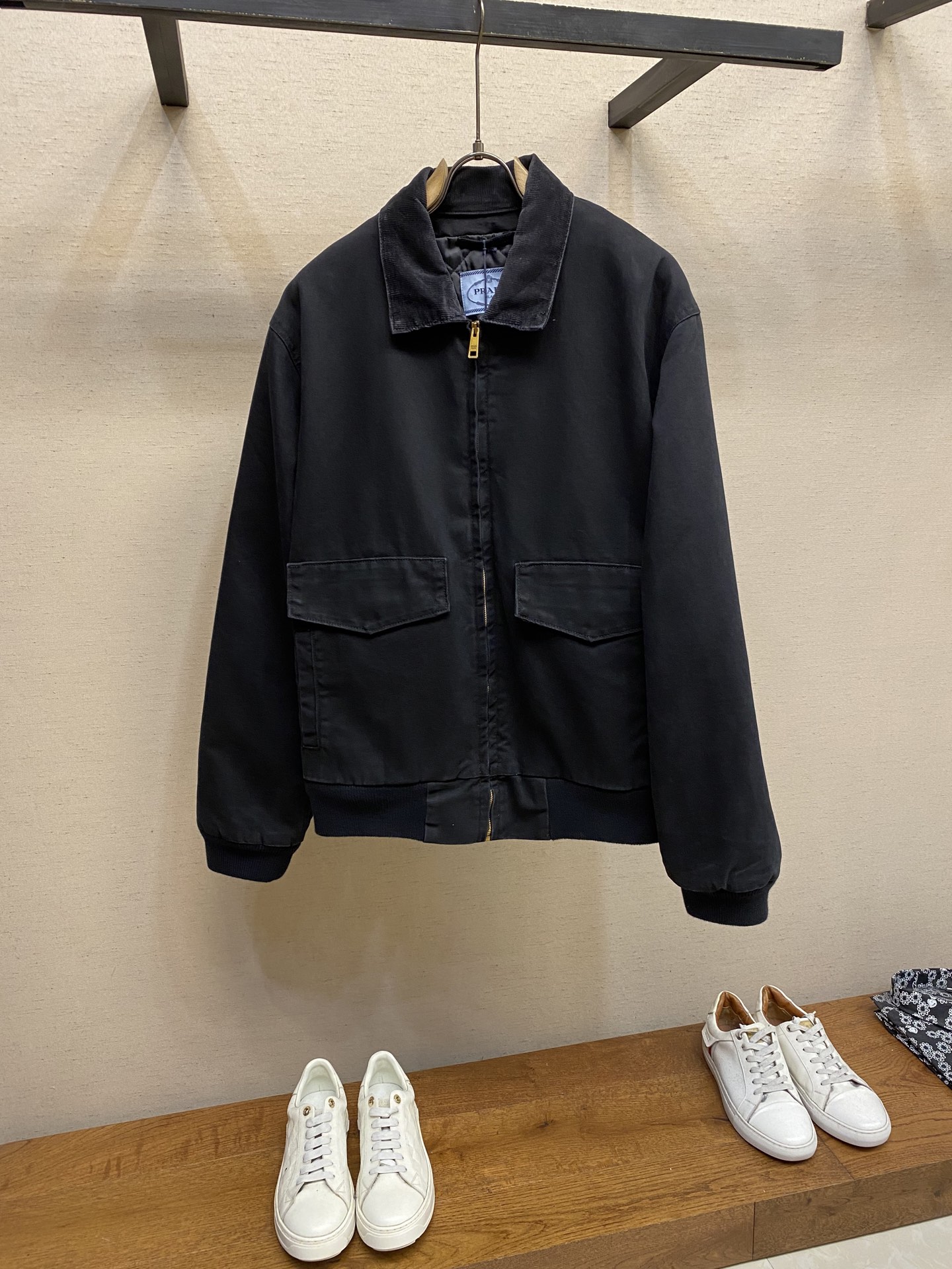 NO:528899,Prada, micro-label lapel cotton letter jacket, the perfect encounter between fashion and warmth. In the autumn and winter wardrobe, how can you miss a jacket that is both fashionable and warm?  This micro-label lapel cotton letter jacket is undoubtedly an excellent choice. Its exquisite lapel design cleverly embellishes the neck lines and adds a bit of elegance. The micro-label embellishes it, low-key but unique taste, and shows the wearer's personality attitude in the details. The letter elements printed on the surface of the jacket are the current fashion symbols, injecting vitality and trend into the overall look. Cotton filling gives it excellent warmth, gently wraps the body, resists the invasion of cold, and makes you feel warm in the cold season. Whether it is paired with simple jeans or elegant skirts, it can easily adapt to help you create a variety of styles. Whether it is going out on the street, friends' gatherings, or commuting to work, wearing it can make you confident and become the focus of fashion in the crowd.  Size 38,40,42, prada, skirts, jeans, jackets & coats,alexander wang19860909Prada、微标翻领棉字母外套时尚与温暖的完美邂逅在秋冬的衣橱里,怎能少得了一件既时尚又保暖的外套？这款微标翻领棉字母外套,无疑是绝佳之选. 它那精致的翻领设计,巧妙修饰颈部线条,增添几分优雅气质.微标点缀其间,低调却彰显独特品味,于细节处展现穿着者的个性态度. 外套表面印着的字母元素,是当下流行的时尚符号,为整体造型注入活力与潮流感.棉质填充赋予它出色的保暖性,轻柔包裹身体,抵御寒冷侵袭,让你在寒冷季节也能倍感温暖. 无论是搭配简约的牛仔裤,还是优雅的半身裙,它都能轻松适配,助你打造多样风格.无论是日常出街、朋友聚会,还是上班通勤,穿上它,都能让你自信满满,成为人群中的时尚焦点. 尺码38,40,42,,prada,skirts,jeans,jackets & coats,alexander wang,Men's clothing