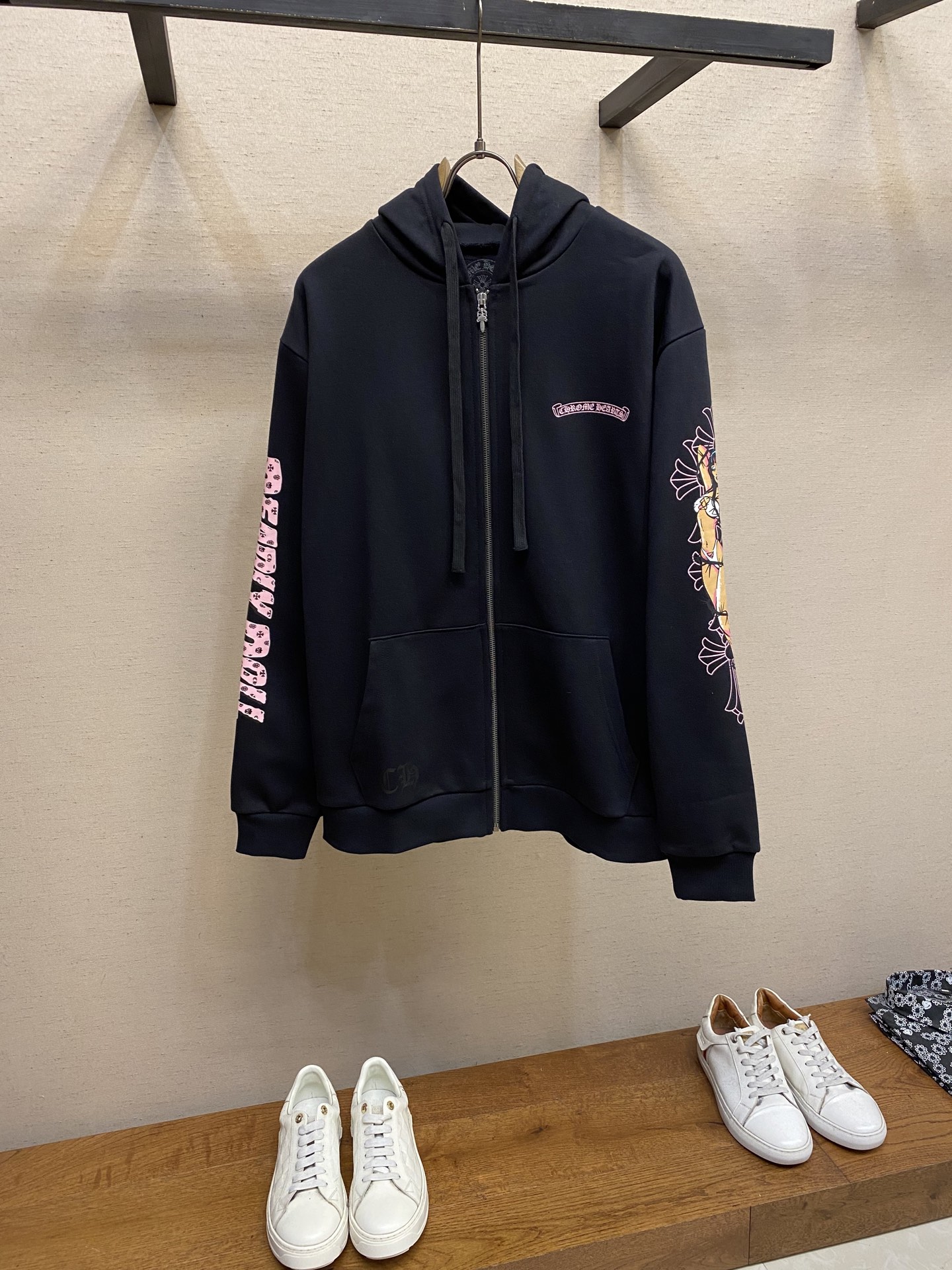 NO:528895,CH X Deadlydoll Miami limited zipper hoodie, the original very difficult to buy style, is only available in Miami stores in the United States!  Zp came back as soon as possible!  Fastest in China!  It's also the fastest spot!  No pre-sale!  The original consistent high quality 380g fleece pure cotton!  Real silver-plated pull head, Octopus machine heat-setting oil-material printing, the feel is rough, and the printed fabric zipper is directly matched with the details of the shot!  Top version Size S, M, L, Hats, alexander wang19860909CH X Deadlydoll 迈阿密限定拉链帽衫,原版非常难买的款式,只在美国迈阿密店发售！Zp第一时间人肉回来的！国内最快！也是最快现货的！不做口嗨预售！原版一致的高品质380g抓绒纯棉！镀真银拉头,八爪机热固油材料印花,手感做粗糙感觉,印花布料拉链直接怼着拍的细节图！到顶版本 尺码S,M,L,,hats,alexander wang,Men's clothing