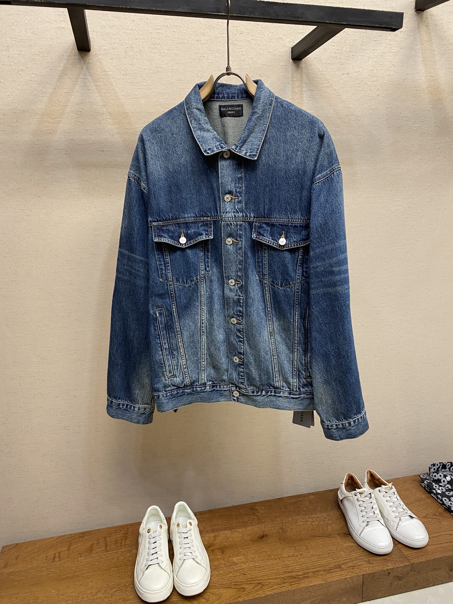 NO:528897,Balenciag* / Paris Blcg glitter silver tape printing denim jacket This process allows two rovings to maintain a certain spacing during the spinning stage, and after drafting, they are output from the front roller, and then twisted together into a single yarn. The Serro spinning technology makes the woven denim fabric excellent strength, excellent wear resistance and unique soft feel. The yarn structure is tight, the fabric texture is clear and the luster is soft, and the cloth fur is significantly reduced, presenting a delicate, crisp and high-quality visual and tactile experience that ordinary denim cannot match, providing a perfect foundation for subsequent heavy process processing. This is the most technically challenging part of the entire jacket. Its 'tape' effect is not ordinary printing or filming, but uses extremely cumbersome multi-layer thick-sheet paste printing and special glitter mixed printing technology. This Balenciaga tape denim jacket, from custom-grade Sailo tannin base cloth to accurate and accurate large factory sewing, to high-strength thick plate glitter printing that can be called the pinnacle of craftsmanship, each link reflects its challenge to traditional craftsmanship and pursuit of ultimate quality. It is not only a fashion, but also an industrial masterpiece that shows the perfect combination of technology, art and craftsmanship in modern clothing manufacturing. Sizes 1, 2, 3, balenciaga, balenciaga, jackets & coats, alexander wang19860909Balenciag* /巴黎Blcg 闪粉银胶带印花牛仔外套 此工艺使两根粗纱在纺纱阶段保持一定间距,经牵伸后由前罗拉输出,再汇合加捻成一根单纱. 赛络纺技术使最终织造出的丹宁面料具有卓越的强度、优异的耐磨性以及独特的柔软手感.纱线结构紧密,面料纹理清晰、光泽柔和,布面毛羽显著减少,呈现出普通牛仔无法比拟的细腻、挺括且高质感的视觉和触觉体验,为后续的重工艺处理提供了完美的基础. 这是整件外套最具技术挑战性的部分,其“胶带”效果并非普通印花或贴膜,而是采用了极为繁琐的多层厚板胶浆印花与特种闪粉混合印刷技术. 这件巴黎世家胶带牛仔外套,从定制级的赛络纺丹宁底布,到精准无误的大厂级缝制,再到堪称工艺巅峰的高强度厚板闪粉印花,每一个环节都体现了其对传统工艺的挑战和对极致品质的追求.它不仅仅是一件时装,更是一件展示了现代服装制造中科技、艺术与工艺完美结合的工业杰作. 尺码1,2,3,,balenciaga,balenciaga,jackets & coats,alexander wang,Men's clothing