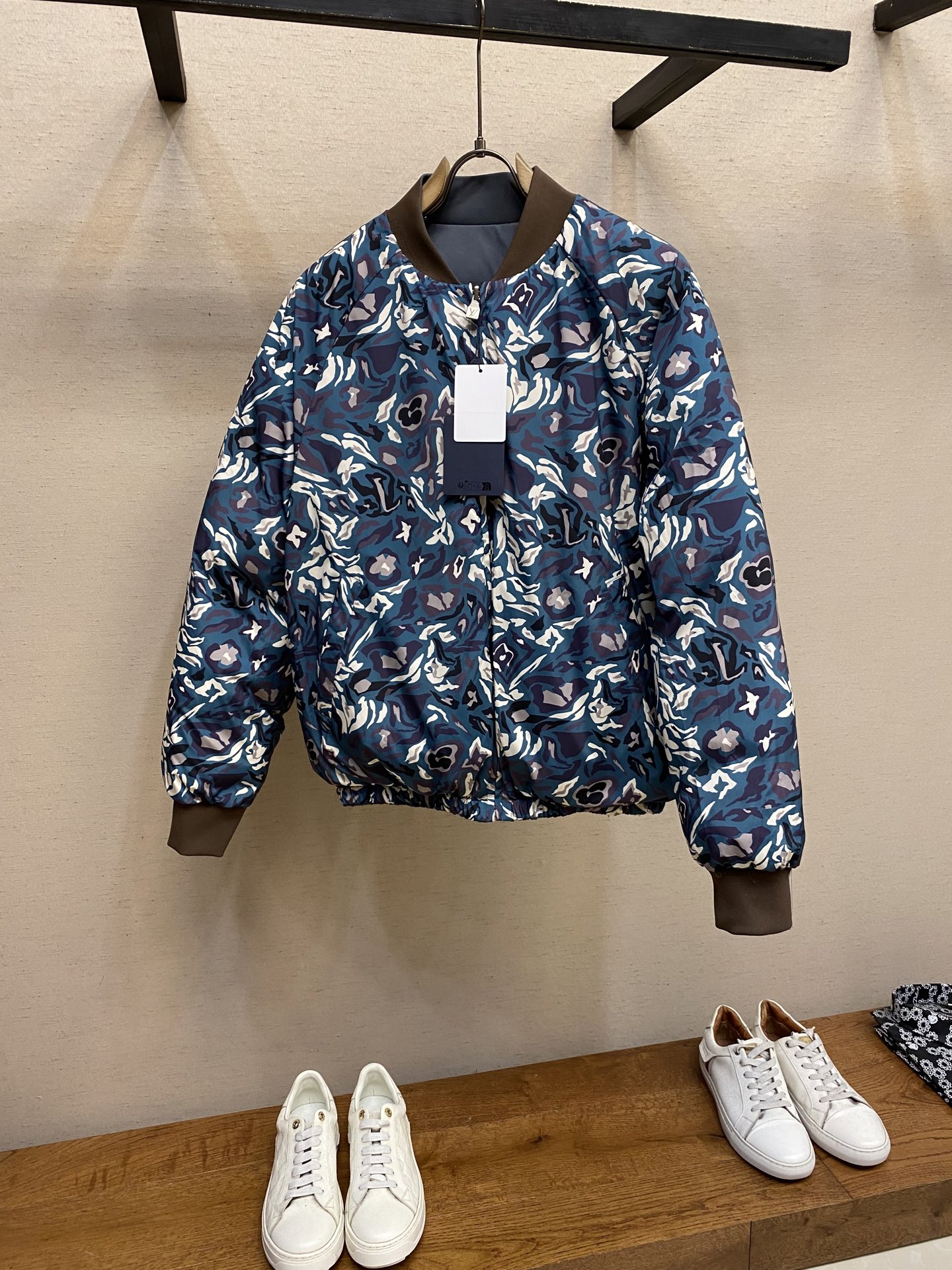🌟🌟1V，2025，秋冬新品羽绒棉服，450g充绒量，双面穿搭，拉链开合，正面两侧口袋，四合扣开合，整体