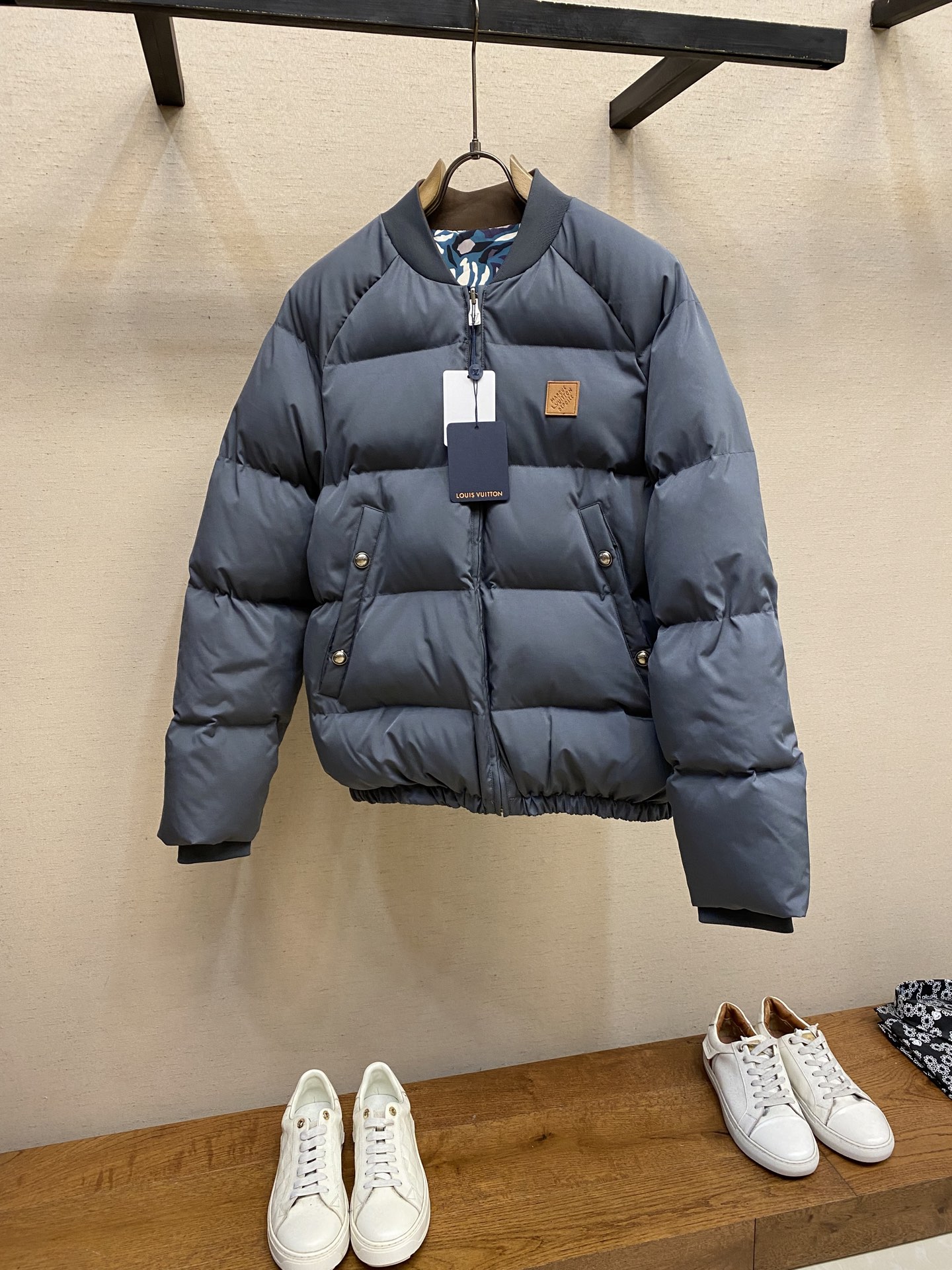 🌟🌟1V，2025，秋冬新品羽绒棉服，450g充绒量，双面穿搭，拉链开合，正面两侧口袋，四合扣开合，整体