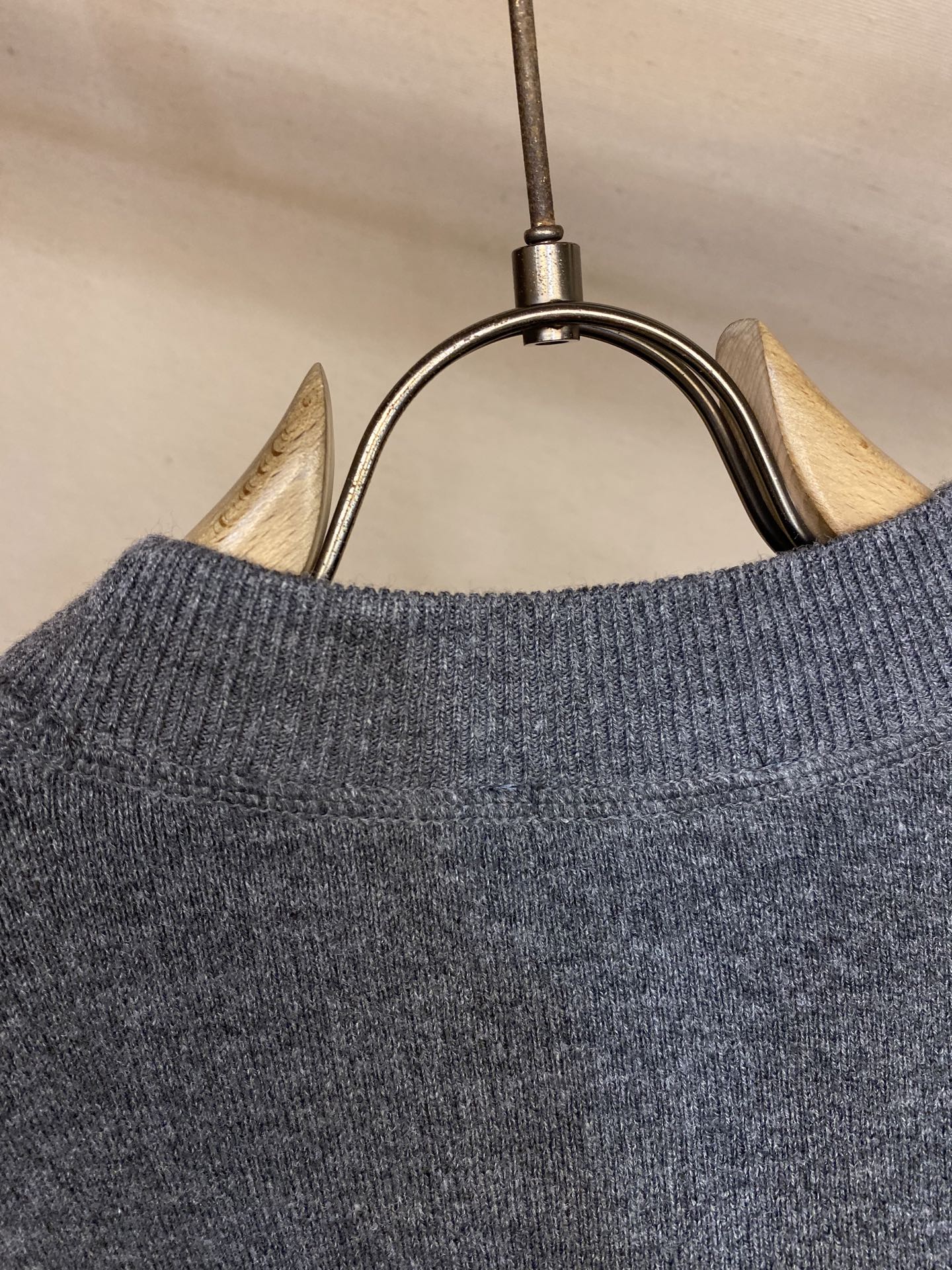 🌟🌟Prada、音乐徽标刺绣针织毛衣⚠️原,400购买；平针针织设计、刺绣徽标点缀、常规版型、罗纹针织圆