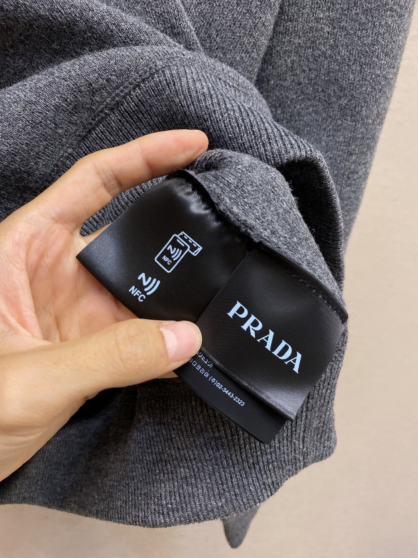 🌟🌟Prada、音乐徽标刺绣针织毛衣⚠️原,400购买；平针针织设计、刺绣徽标点缀、常规版型、罗纹针织圆