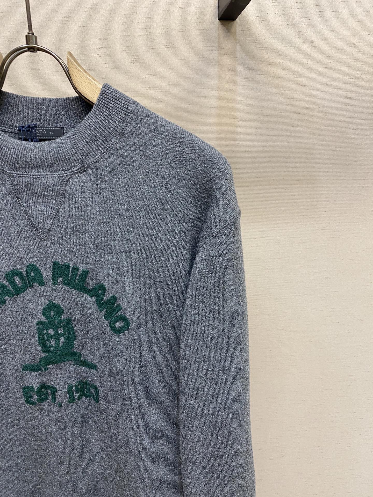 🌟🌟Prada、音乐徽标刺绣针织毛衣⚠️原,400购买；平针针织设计、刺绣徽标点缀、常规版型、罗纹针织圆