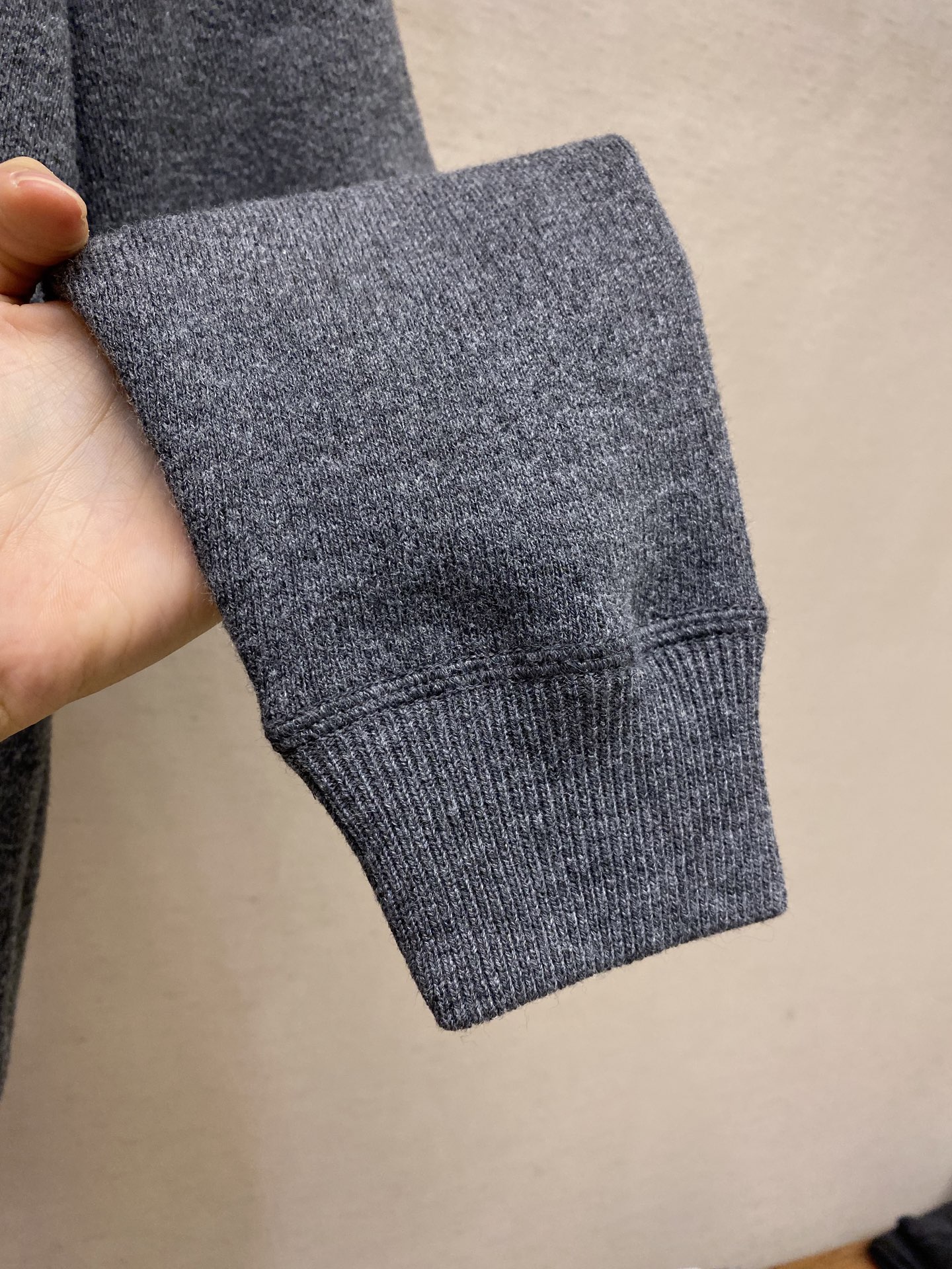 🌟🌟Prada、音乐徽标刺绣针织毛衣⚠️原,400购买；平针针织设计、刺绣徽标点缀、常规版型、罗纹针织圆