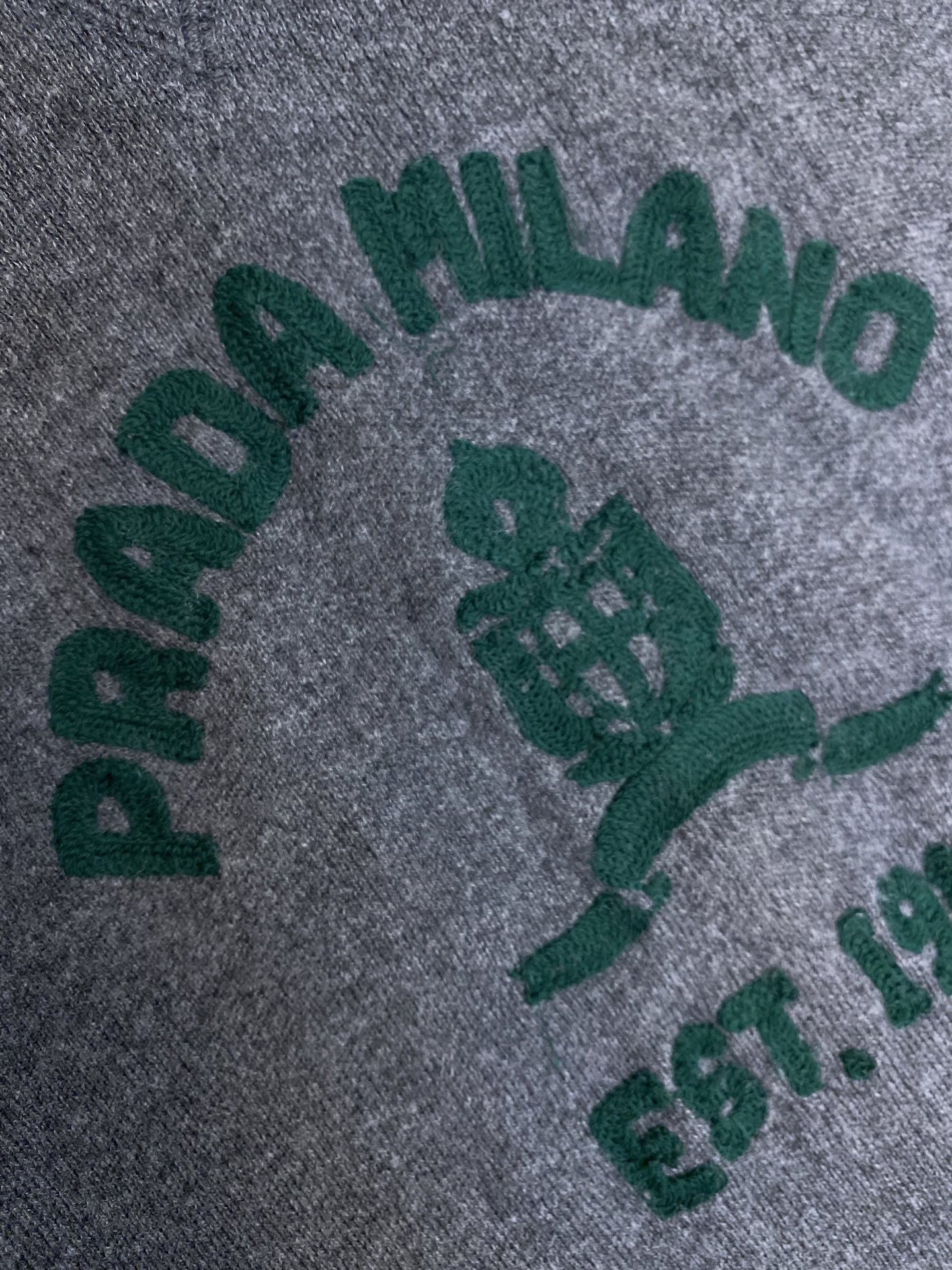 🌟🌟Prada、音乐徽标刺绣针织毛衣⚠️原,400购买；平针针织设计、刺绣徽标点缀、常规版型、罗纹针织圆