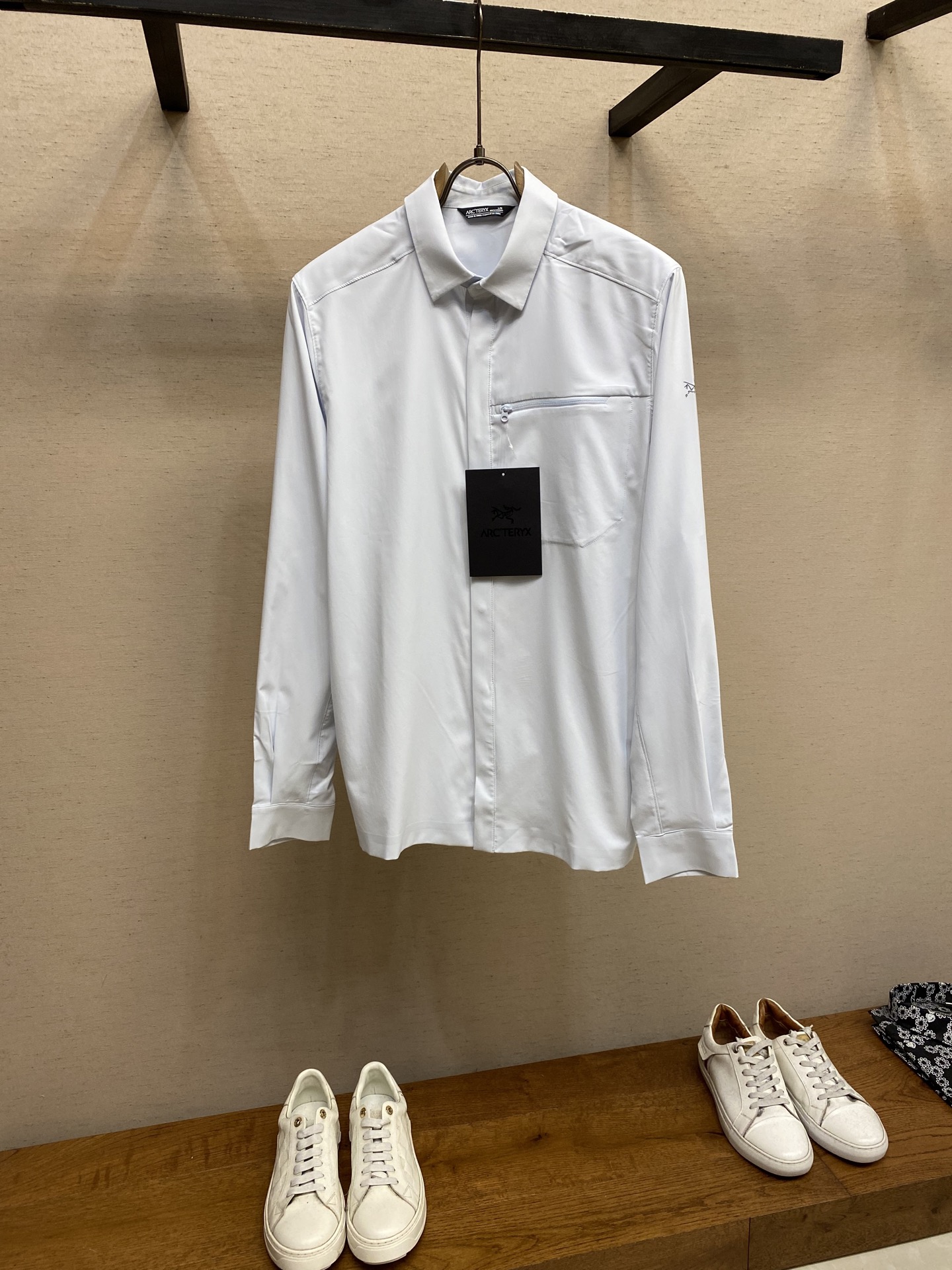 NO:574014,Arcteryx skyline series men's quick-drying long-sleeved shirts are the top equipment for business commuting. This season, this light and quick-drying shirt is the first choice!  It can be worn as an outer layer with skin clothing or worn alone or as an inner layer when the weather is cold. It is just right for the late summer and early autumn seasons!  The wearability is extremely high!  Thin, quick-drying black technical fabric, which can extract moisture from the surface of the fabric and dissipate it as quickly as possible to achieve quick drying performance, allowing the wearer to stay dry and comfortable during high-intensity exercise. The minimalist style vertical cut exudes taste and texture. It is a favorite piece for men, whether you are a trendy person, a civil servant, or a boss. It is your must-have equipment. Size S-2xl, S length 69, bust 108, shoulder width 45  M length 71 bust 112 shoulder width 46 L length 73 bust 116 shoulder width 47 XL length 75 bust 120 shoulder width 48 2XL length 77 bust 124 shoulder width 49,,shirts,alexander wang19860909Arcteryx始祖*鸟skyline系列男士速干长袖衬衫 商务通勤顶配装备 现在这个季节 这件轻薄速干衬衫就是首选！可以做皮肤衣外搭 单穿 天冷点内搭都OK 夏末秋初的季节刚好合适！实穿度贼高！ 轻薄速干黑科技面料 它可以从面料表面导出湿气 并尽快将其散发 以达到快速干燥的性能 让穿着者在高强度的运动过程中保持干爽舒适 极简风立裁版型 散发品味质感 属于男士们人见人爱的一件 无论是潮人 还是公务员 老板 都是你的必备装备 尺码S-2xl S衣长69胸围108肩宽45 M衣长71胸围112肩宽46 L衣长73胸围116肩宽47 XL衣长75胸围120肩宽48 2XL衣长77胸围124肩宽49,,shirts,alexander wang,Men's clothing