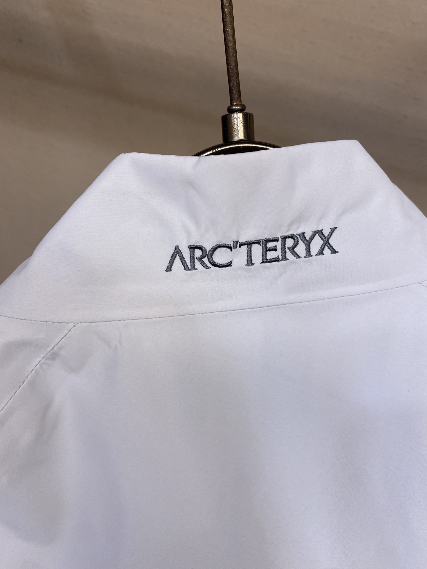 🌟🌟Arctery,鸟 Solano 纯色Logo徽标防风软壳休闲夹克外套 这款多功能的solano采用