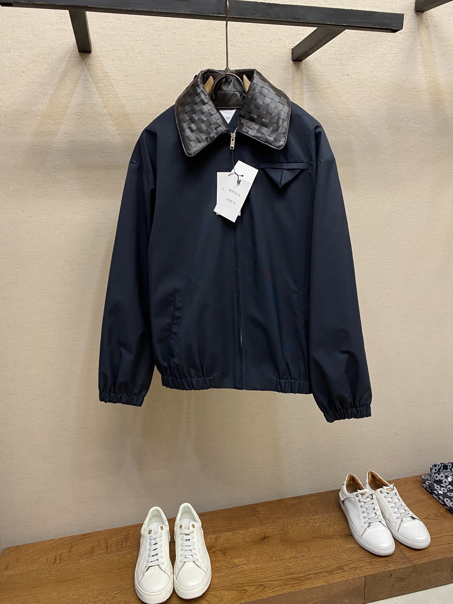 NO:574026,BV25AW detachable hand-woven sheepskin collar work jacket, the thin version is the latest model this year, the whole body is made of this year's latest fabrics 58 nylon 48 cotton, the outer shell is custom-dyed, the inner plaid is custom-woven plaid cotton, the collar is imported sheepskin material, the leather is shiny and delicate, and only one leather collar can be made after laser cutting and hand-knitting for one hour. Both leather loss and labor costs are very high. It is quite a heavy-duty style.  Size 44,46,48,50,,bottega veneta,jackets & coats,jackets & coats,sheepskin,alexander wang19860909BV25AW 可拆卸手工编织羊皮领工装夹克外套,薄款是今年最新款,整身都为今年最新面料 58锦纶48棉 外壳定染 内里格纹为定织格纹棉布 领口为进口绵羊皮材质 皮质油亮手感细腻 需激光裁剪后在进行手工编织一小时只能制作一张皮领 不论是皮料损耗还是人工成本都是很大的 相当重工的款式 尺码44,46,48,50,,bottega veneta,jackets & coats,jackets & coats,sheepskin,alexander wang,Men's clothing