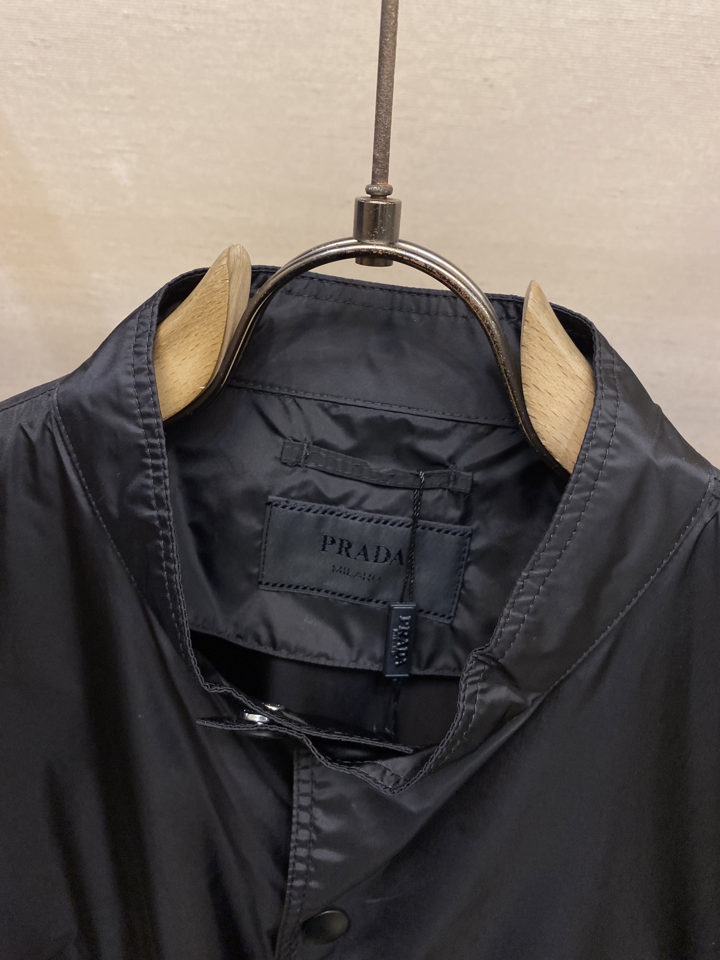 🌟🌟Prada、再生尼龙夹克面料选择：选用品牌标志性的再生尼龙面料，与传统尼龙性能相当，具备高强度，抗撕