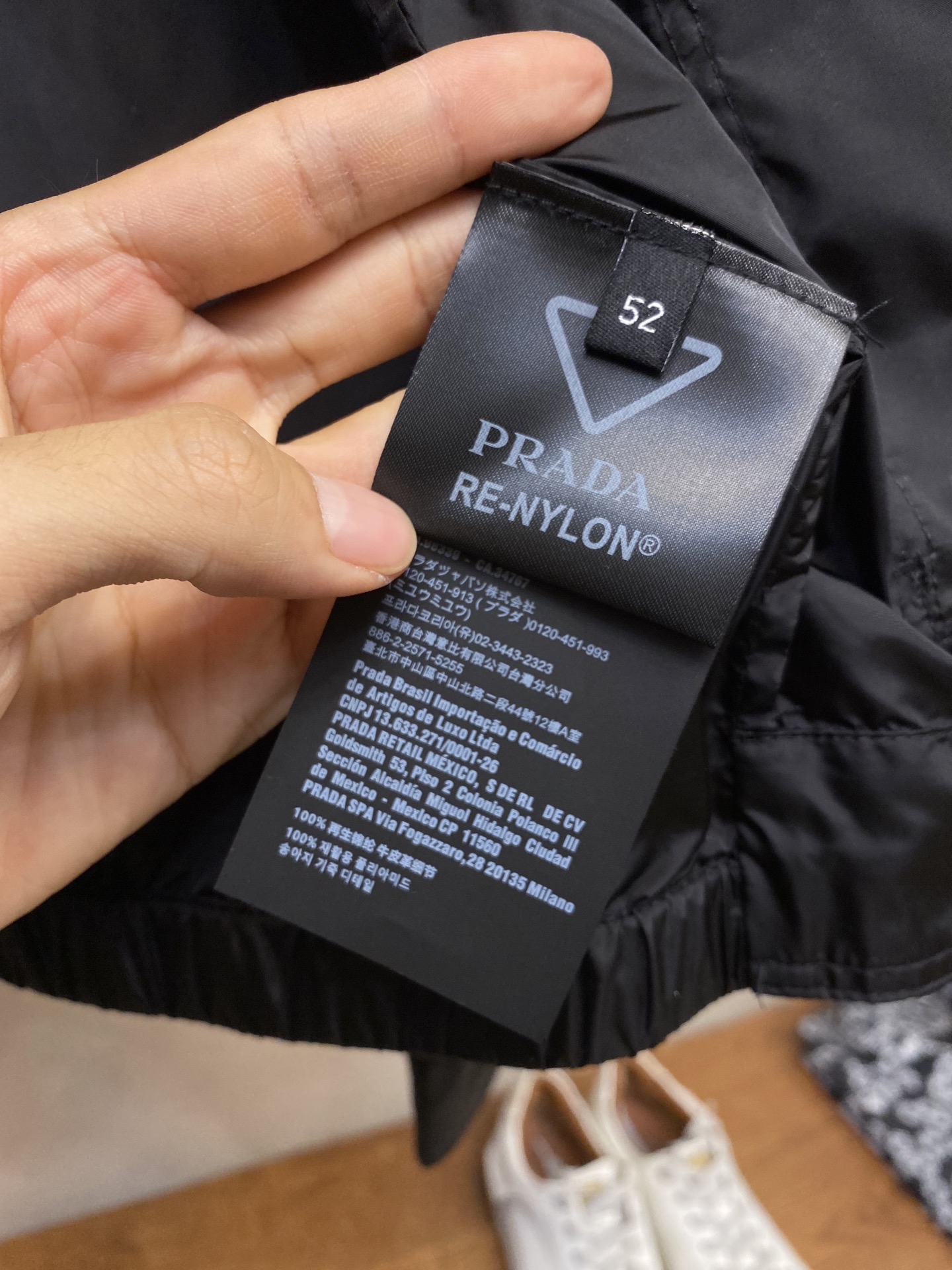🌟🌟Prada、再生尼龙夹克面料选择：选用品牌标志性的再生尼龙面料，与传统尼龙性能相当，具备高强度，抗撕